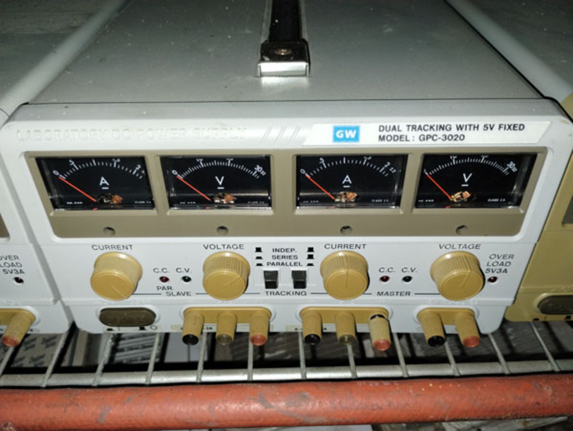 LOT OF 4 GW LABORATORY DC POWER SUPPLIES WITH DUAL TRACKING WITH 5V FIXED MODEL: GPC-3020 - Image 3 of 7