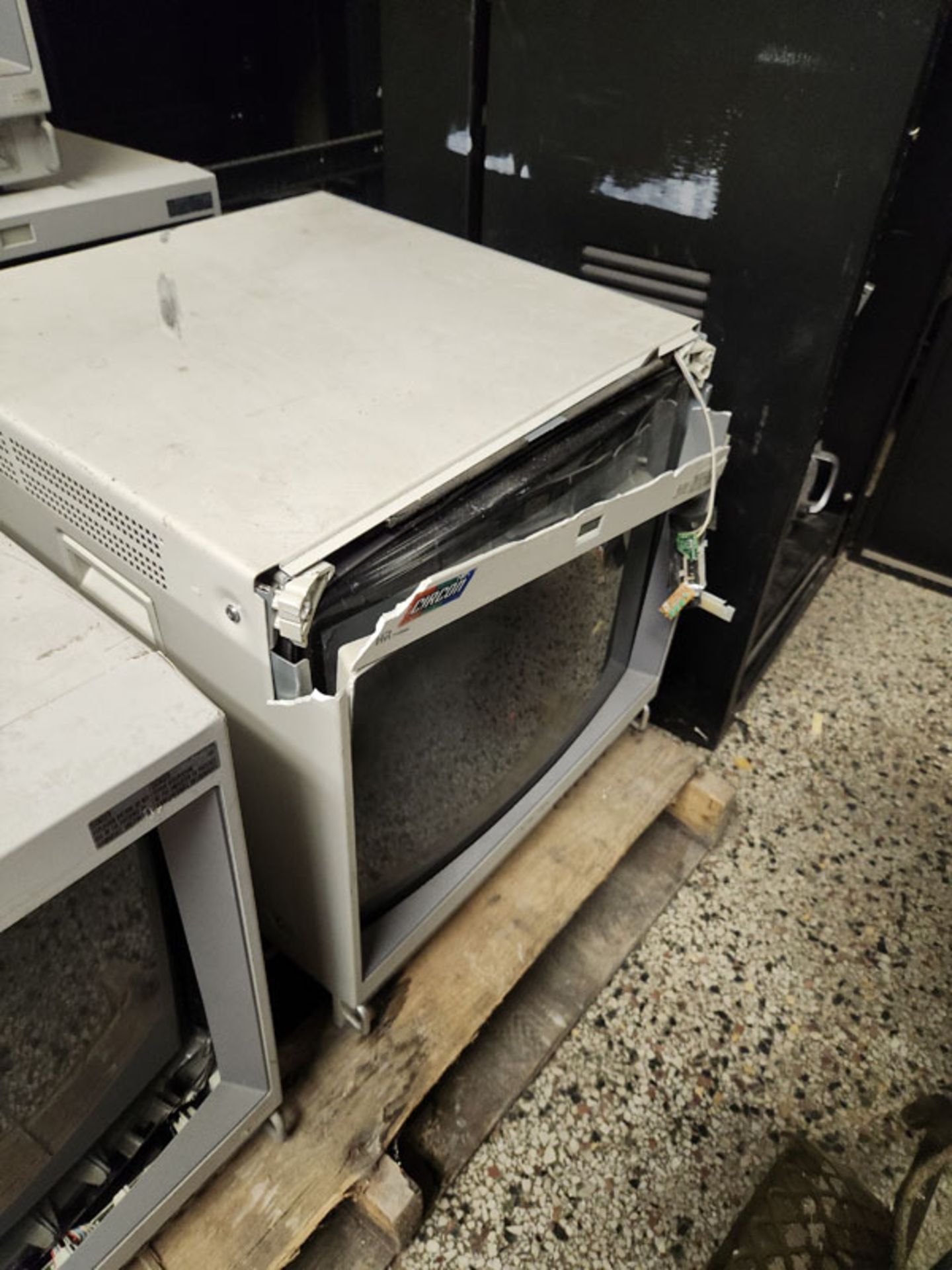 5 SONY TRINITRON CRT COLOR VIDEO MONITORS FOR PARTS - ALL WORKING BEFORE TABLE COLLAPSED AND THEY AL - Image 5 of 10