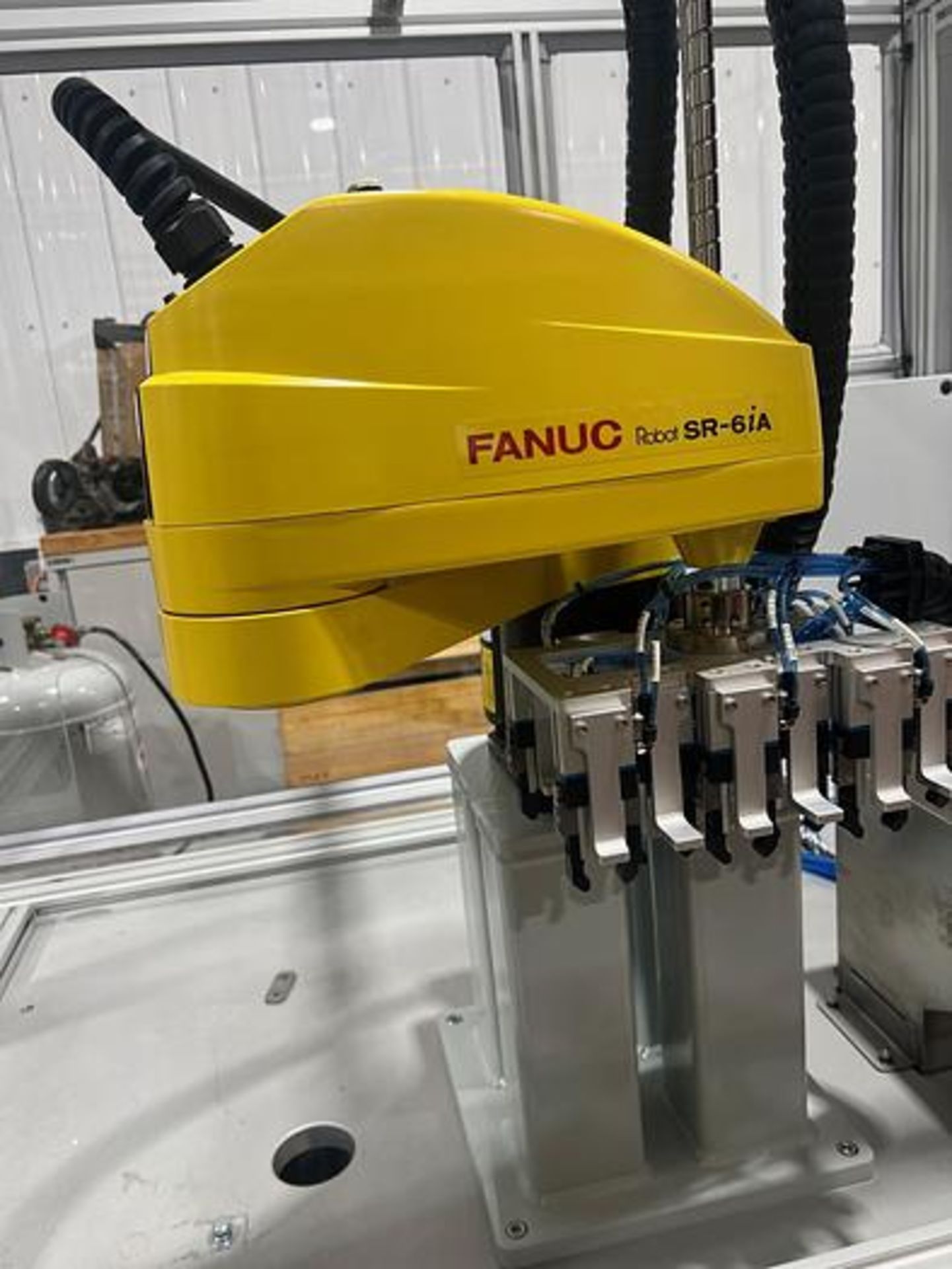 FANUC ROBOT SR6iA ROBOT CELL WITH R30iB PLUS COMPACT CONTROLLER, TEACH PENDANT, CABLES, ENCLOSURE - Image 2 of 7