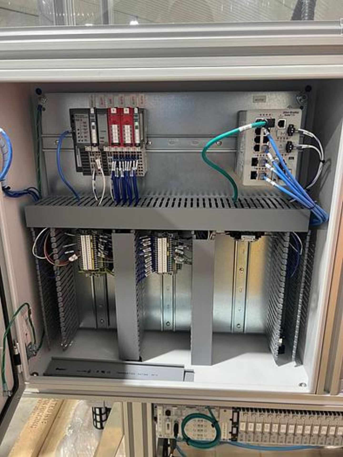 FANUC ROBOT SR6iA ROBOT CELL WITH R30iB PLUS COMPACT CONTROLLER, TEACH PENDANT, CABLES, ENCLOSURE - Image 5 of 7