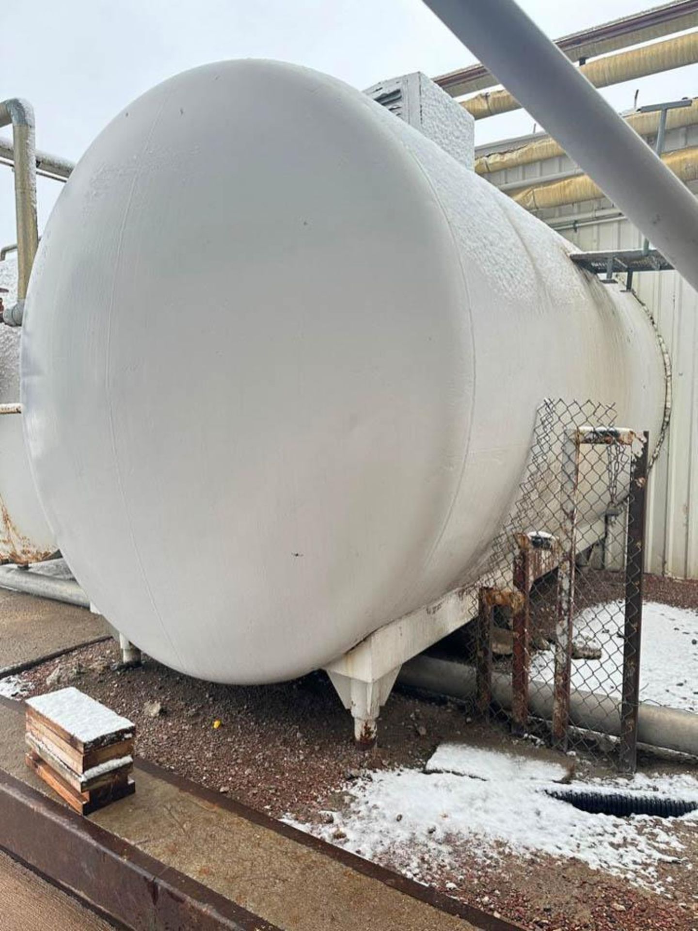 5,500 Gallon Horizontal S/S Tank with Vertical Agitation, Valve and Gauge - Rigging Fee: $4,000 - Bild 3 aus 3