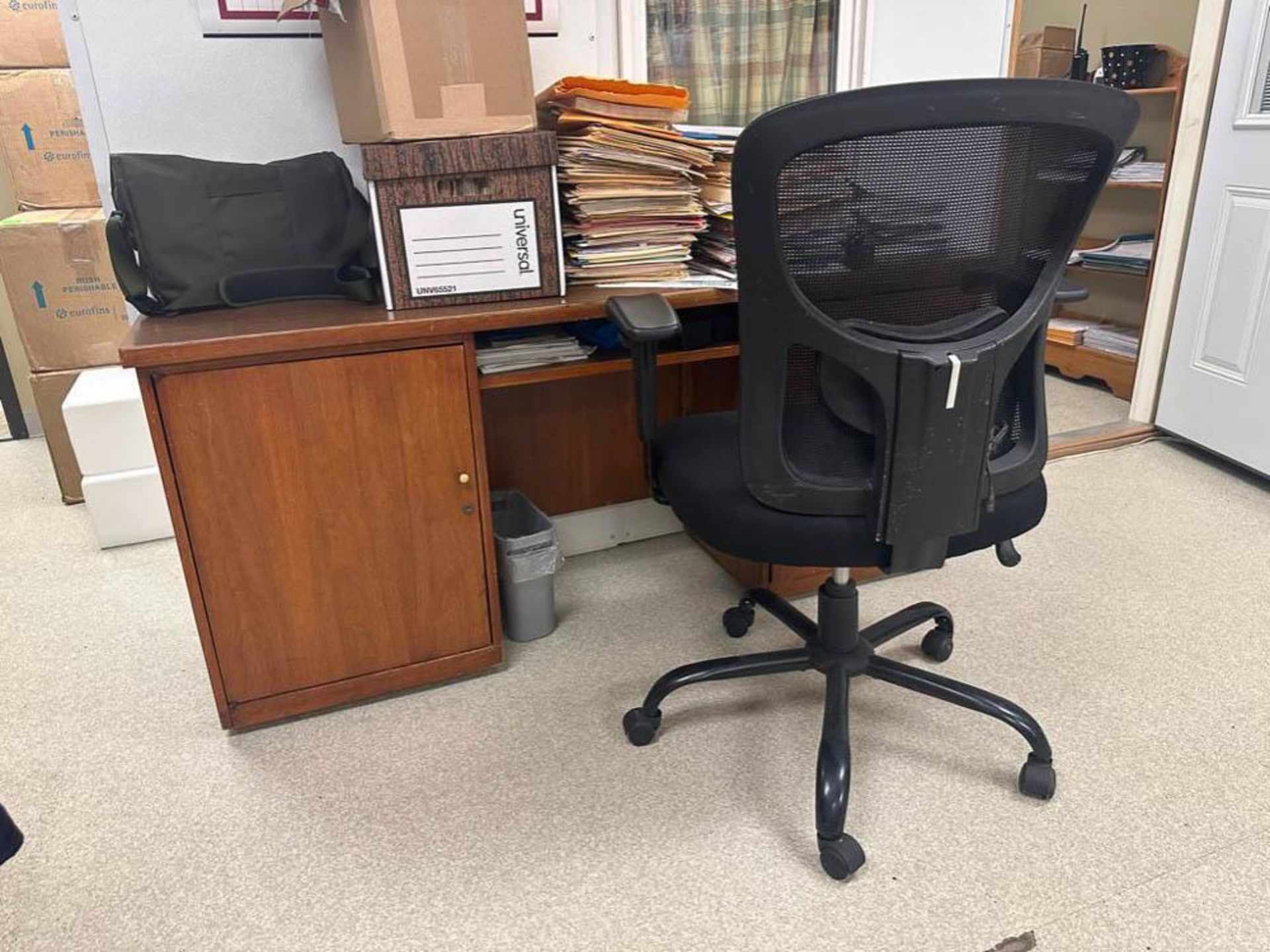 Desk Chairs and (4) 2-Door Cabinets - Rigging Fee: $300 - Bild 3 aus 5