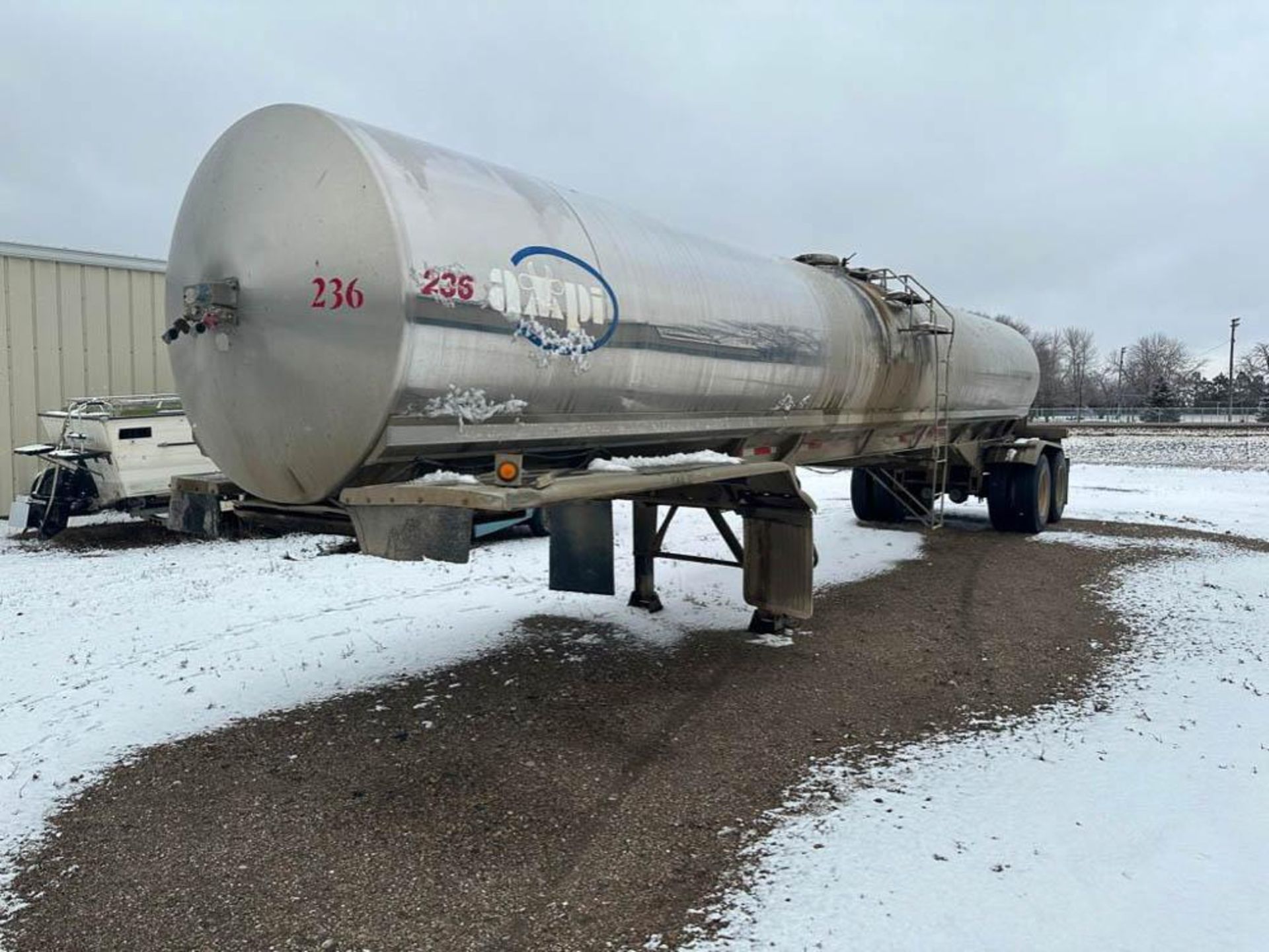 Walker 6,000 Gallon S/S Tandem Axle Tanker, VIN #: 1W9S82023F1027357 - Rigging Fee: $0