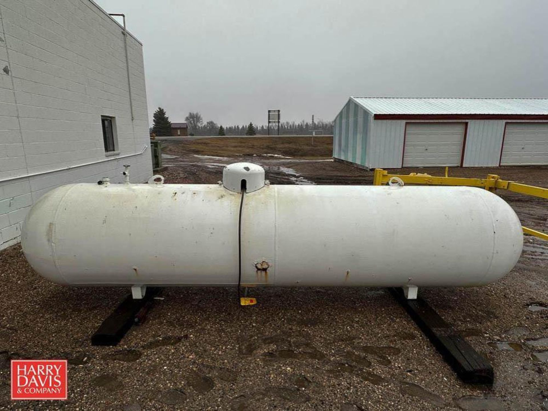 Eveready 1,000 Gallon Horizontal Propane Tank, 250 PSI - Rigging Fee: $500