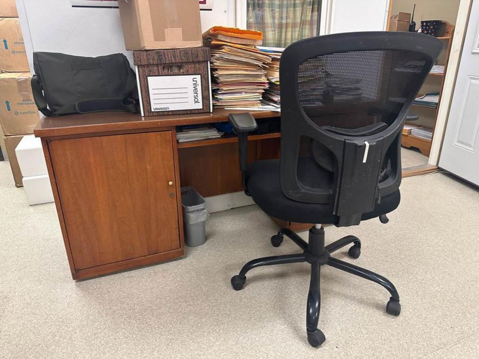 Desk Chairs and (4) 2-Door Cabinets - Rigging Fee: $300 - Bild 4 aus 5