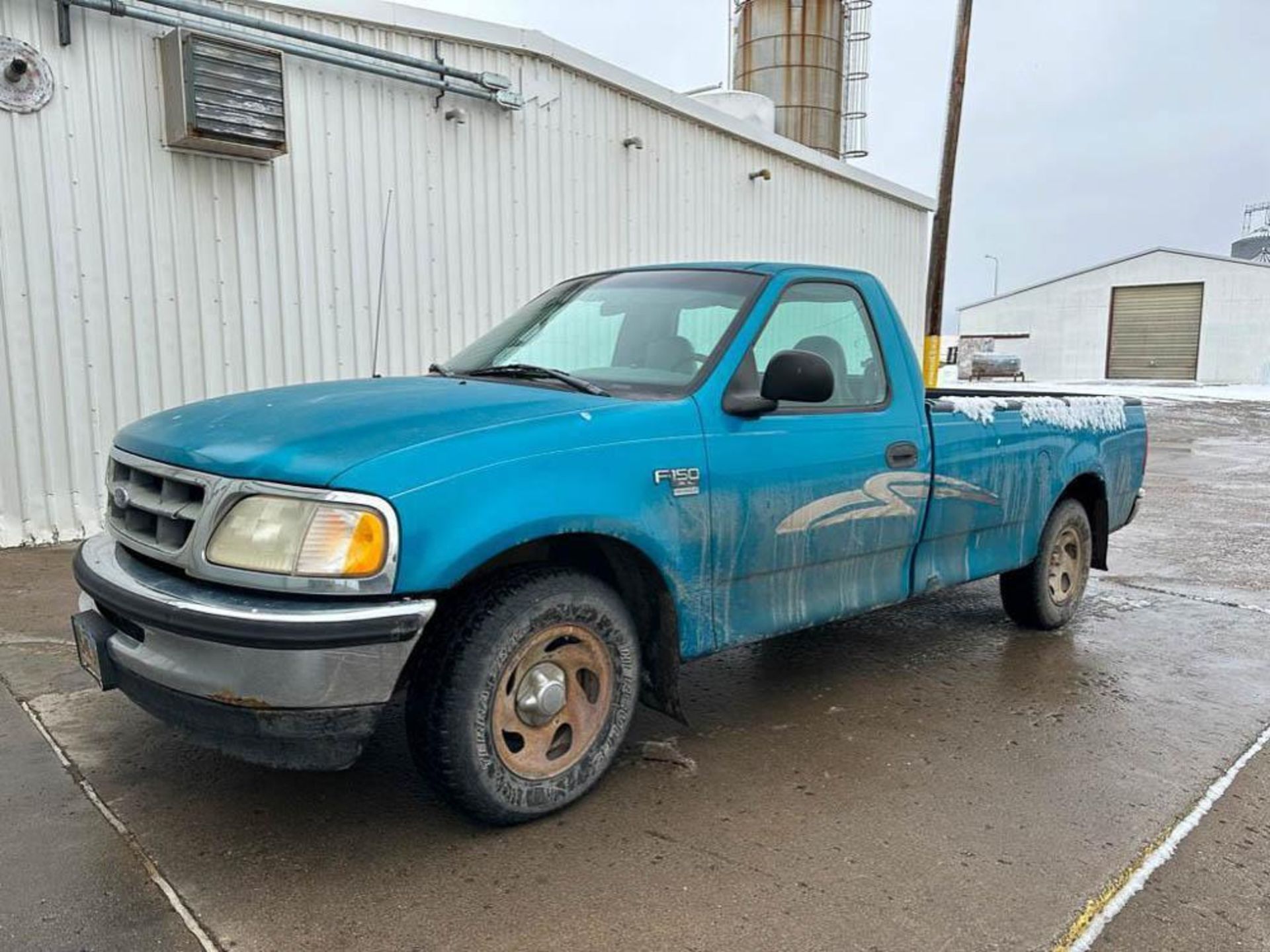 1998 Ford F-150 XL Triton V8, 238,859 Miles, VIN: ZFTZF17W9WCA83192, 8’ Bed - Rigging Fee: $50