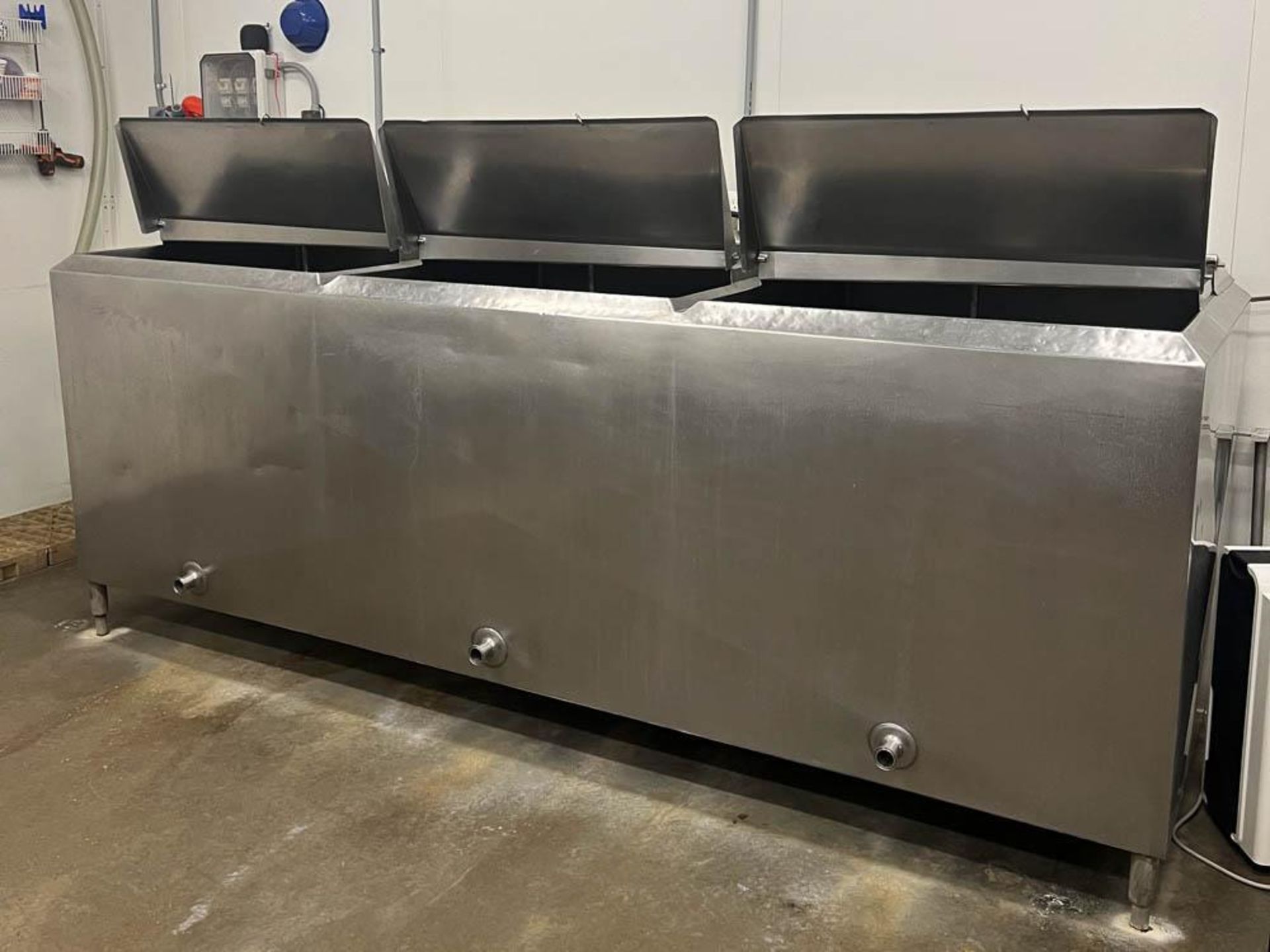 120 Gallons x 3 Compartment Flavor Tank: 10’ Length x 3’ Width x 5’ Height - Rigging Fee: $750 - Bild 2 aus 16