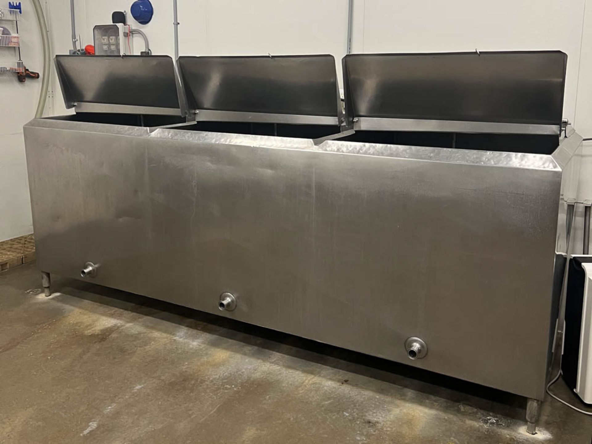 120 Gallons x 3 Compartment Flavor Tank: 10’ Length x 3’ Width x 5’ Height - Rigging Fee: $750