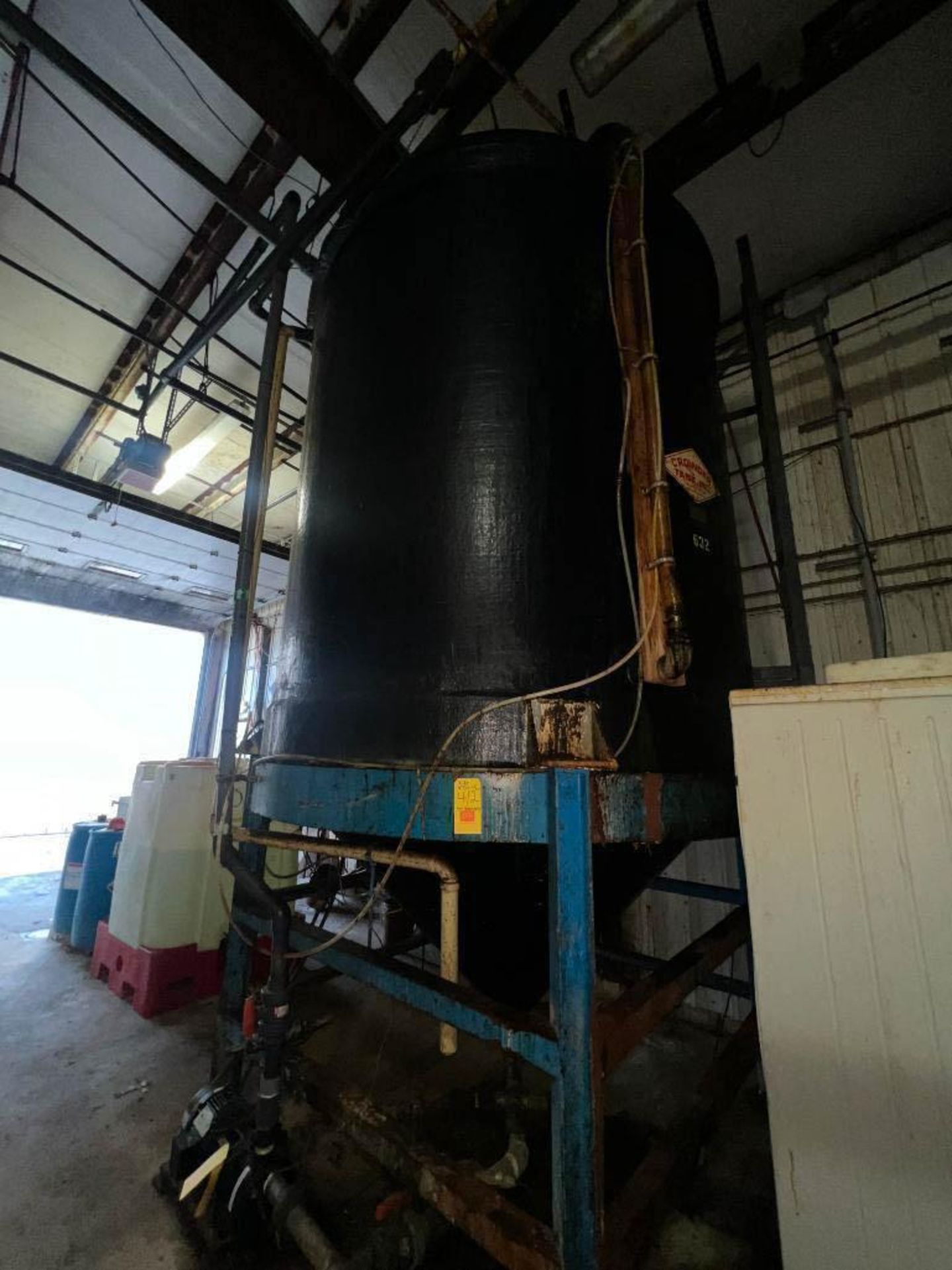 3,000 Gallon Composite Cone-Bottom Storage Tank: on Metal Base - Rigging Fee: $2,650 - Bild 2 aus 5