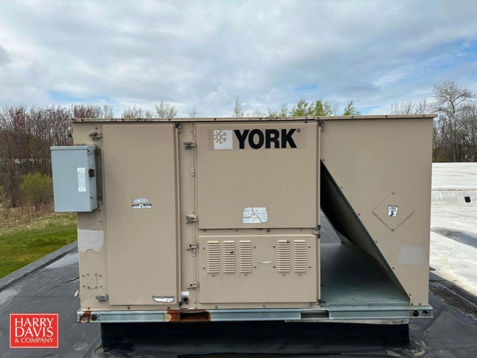 York Package A/C/Furnace, Model: DM102C00A4AAAIA, S/N: NCKM029657