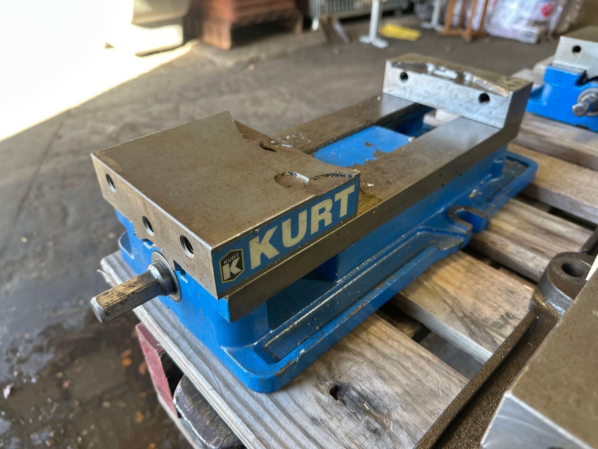 Kurt Machine Vise 6” Jaw width, 9” Jaw opening Horizontal, Model: D675 AngLock Vise, S/N: 160298 - Image 4 of 6