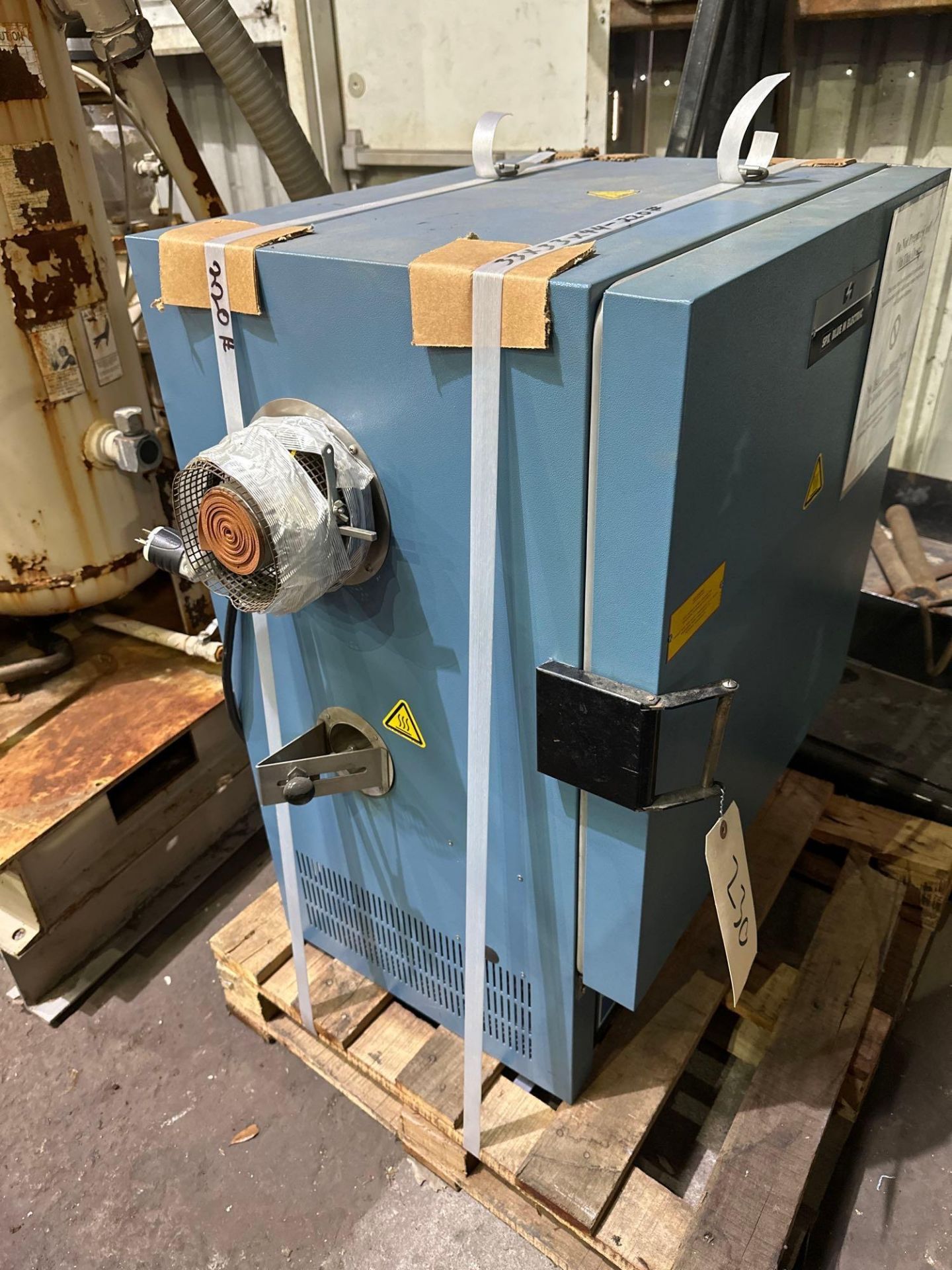 SPX Blue M Electric Oven Model: ESP-400A-9-UL, S/N: ESP-3824, Temp. Range 260°C/500°F. See photo. - Image 8 of 10