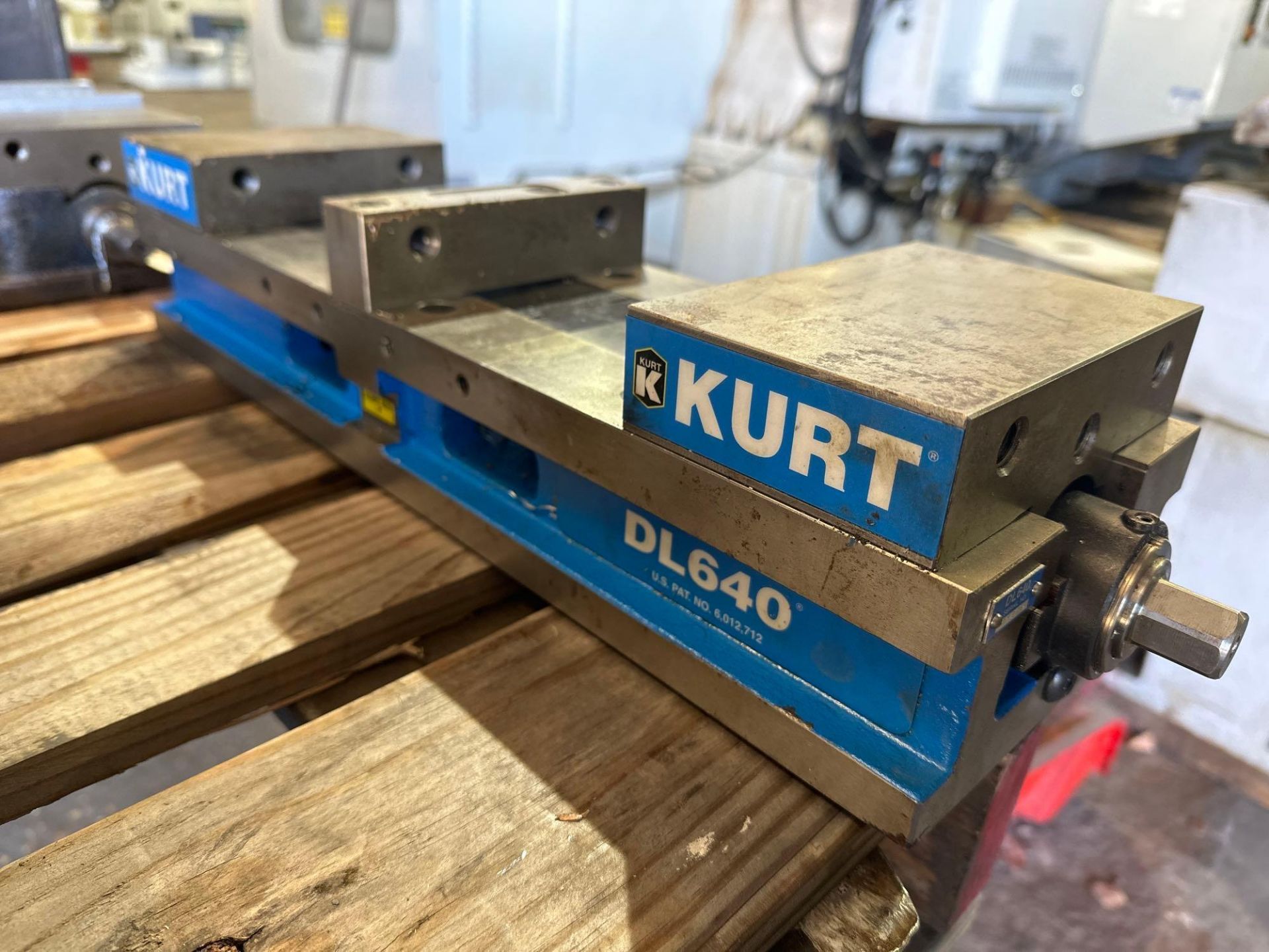 Kurt DL640 AngLock Double Lock Manual 6” Machinist Vise. See photo. - Image 3 of 8