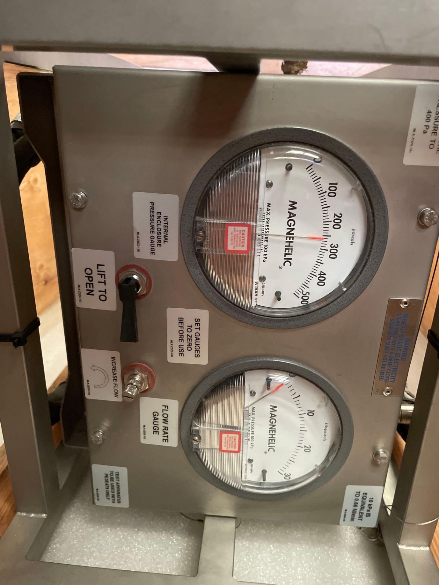 New Magnehelic Air Pressure Gauge, used to pressurize cabinets In box - Image 3 of 3