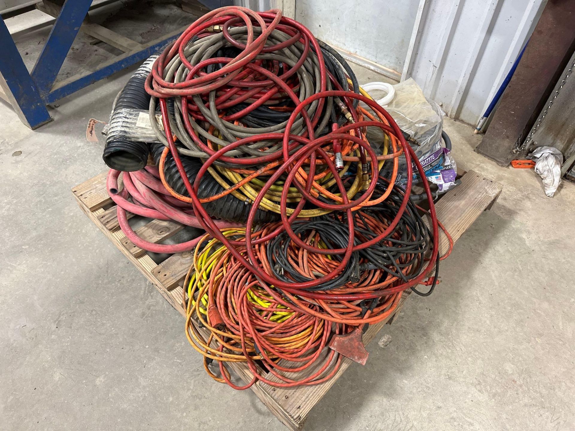 Pallet of Assorted Air Hoses and Extension Cords. See photo. - Bild 2 aus 3