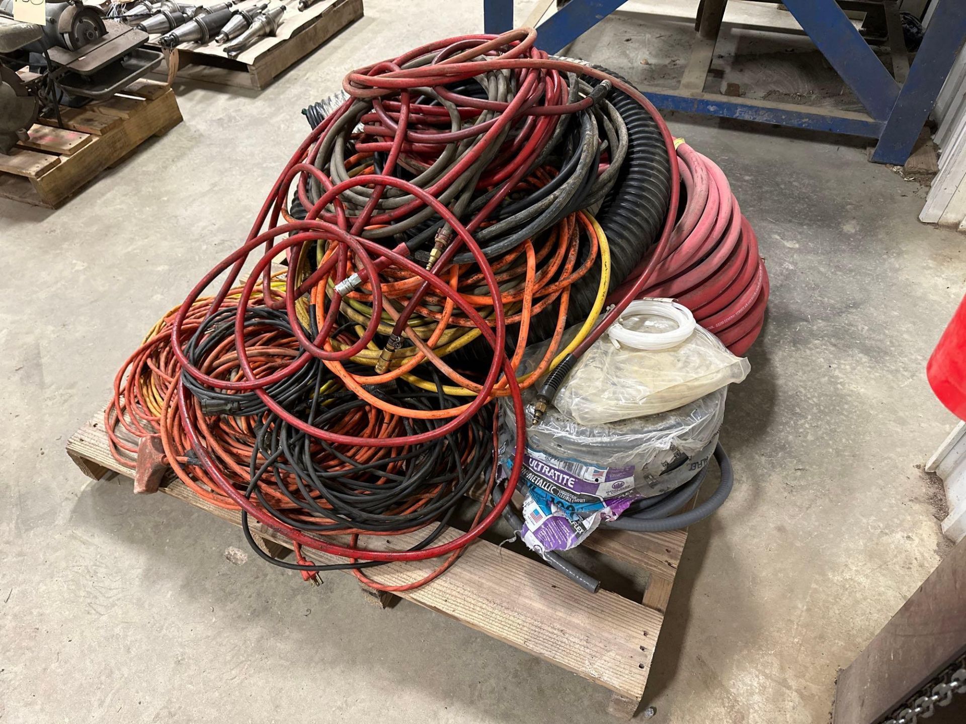 Pallet of Assorted Air Hoses and Extension Cords. See photo. - Image 3 of 3