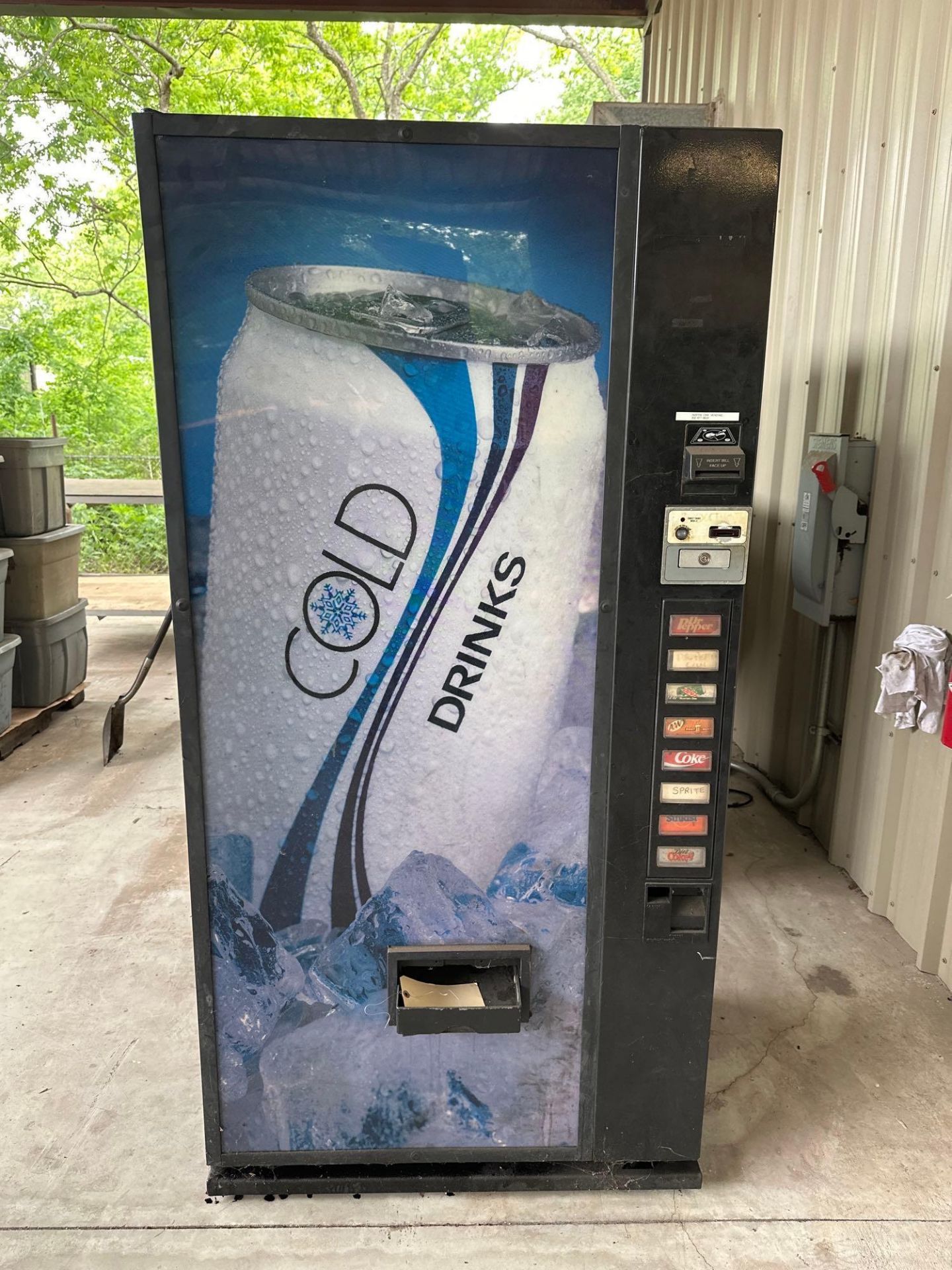 Lot of 2 Vending Machines: (1) Drink Dispenser (1) Snack Dispenser - Image 2 of 5