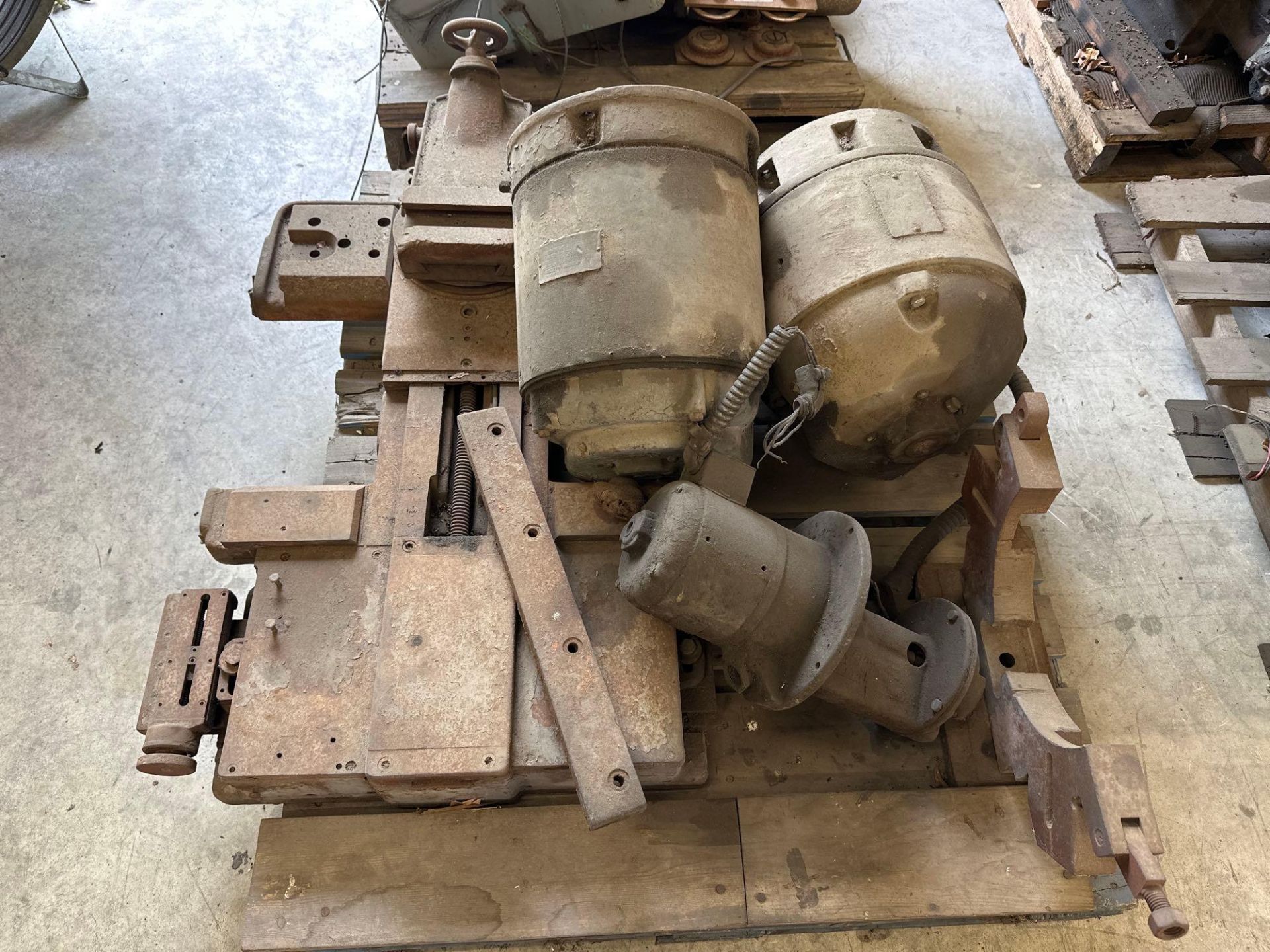 Lot of 14 Pallets of Axelson Parts: Motors, Gear Boxes, Steady Rests, Tail Stocks, Electrical Cabine - Image 6 of 31