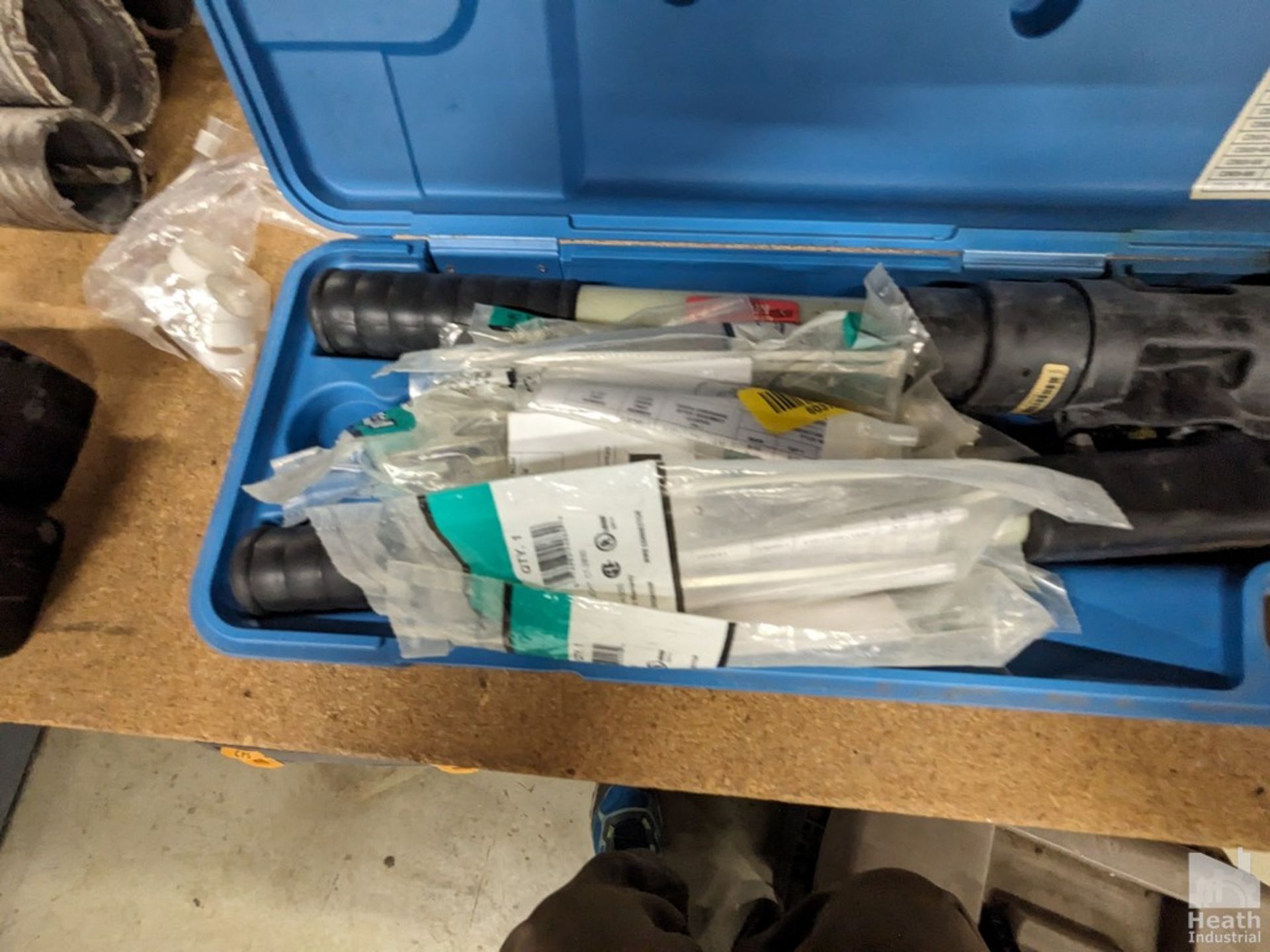 PANDUIT MODEL PAN-TERM CT-930 HYDRAULIC CRIMPING TOOL WITH ASSORTED DIES & CASE - Image 3 of 4