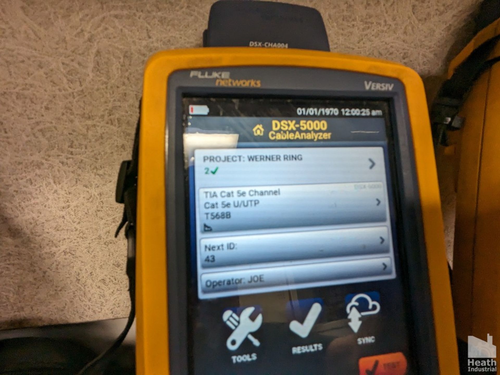 FLUKE MODEL VERSIV DSX-5000 CABLE ANALYZER WTIH DSC-CHA004 CAT6 CHANNEL ADAPTERS, CASE, ACCESSORIES - Image 4 of 4