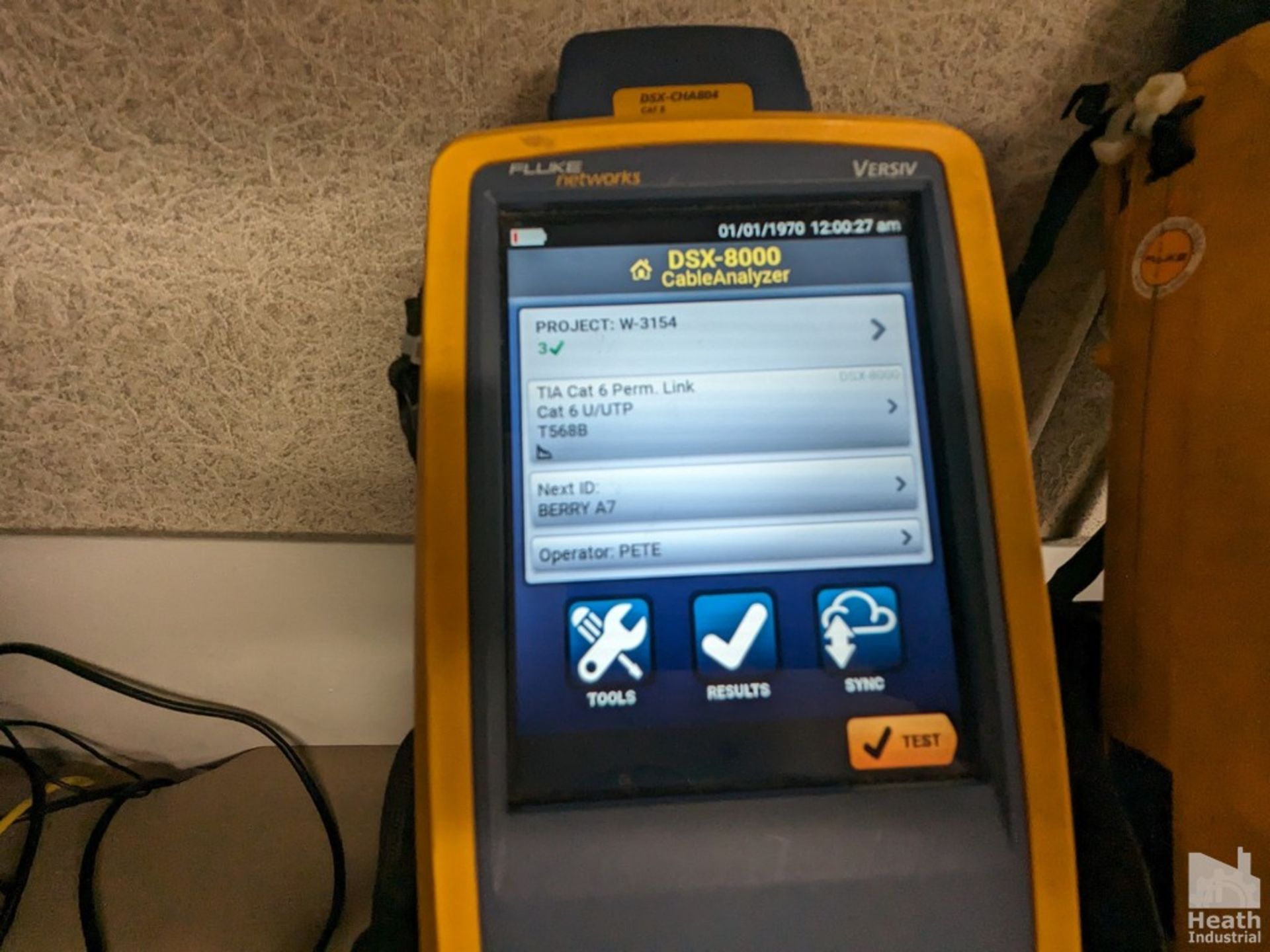 FLUKE MODEL VERSIV DSX-8000 CABLE ANALYZER WTIH DSC-CHA804 CAT6 CHANNEL ADAPTERS, CASE, ACCESSORIES - Image 4 of 4