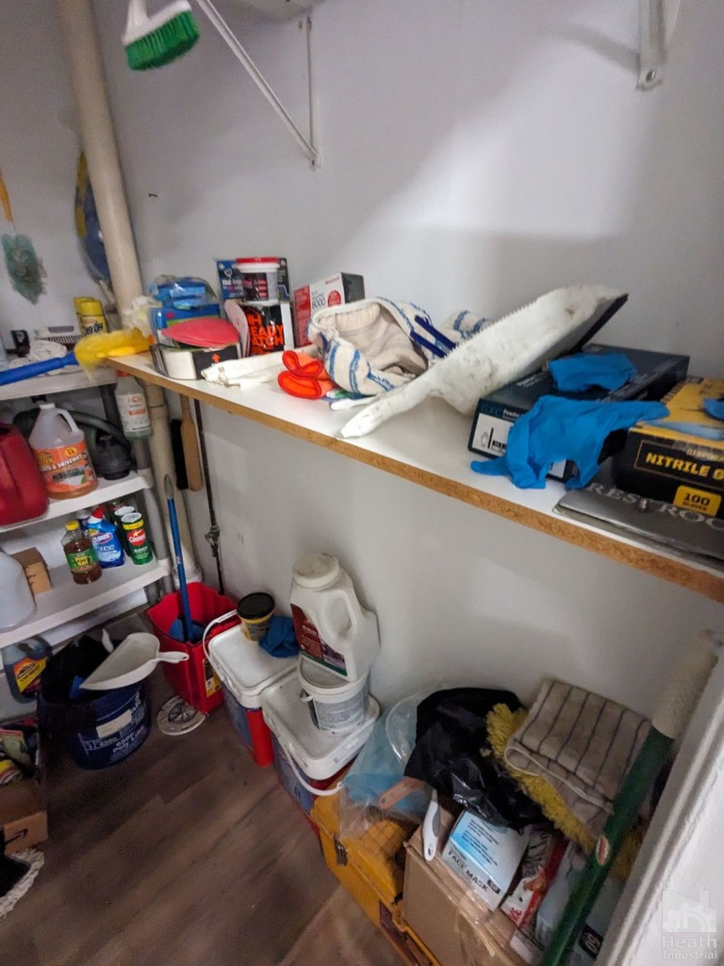 CONTENTS OF SUPPLY ROOM INCLUDING BROOMS, MOPS, CLEANING SUPPLIES, RAGS, ETC, NO SHELVING OR BUILT- - Image 3 of 3