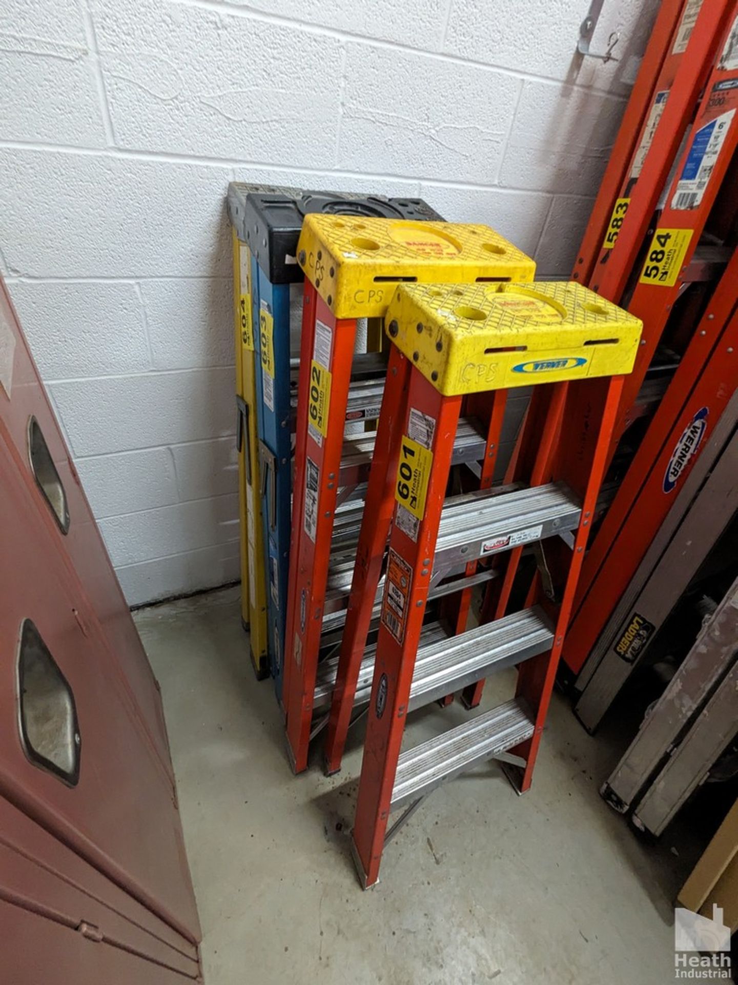 WERNER 4' FIBERGLASS STEP LADDER