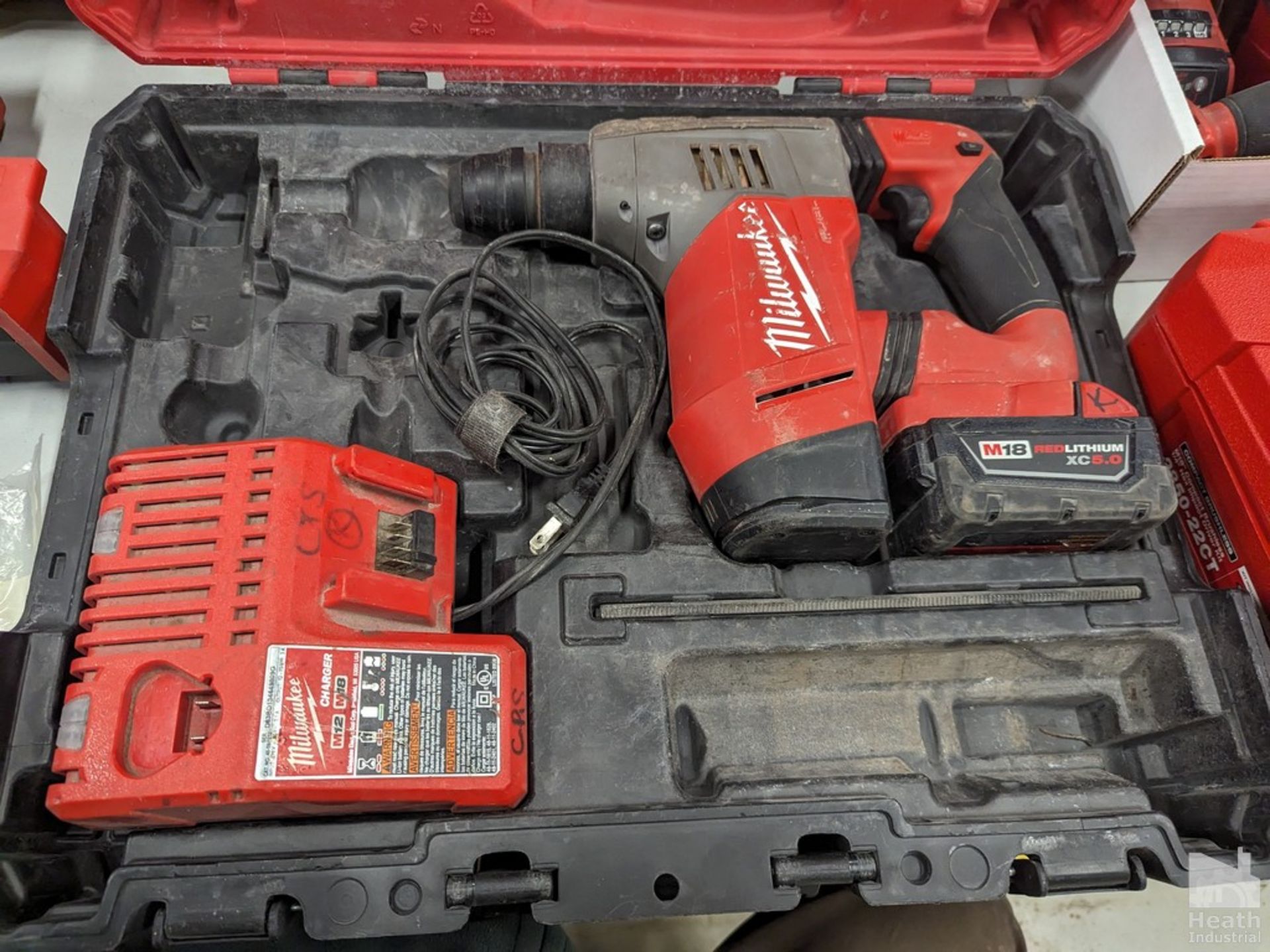 MILWAUKEE 18 VOLT ROTARY HAMMER DRILL WITH BATTERY, CHARGER AND CASE