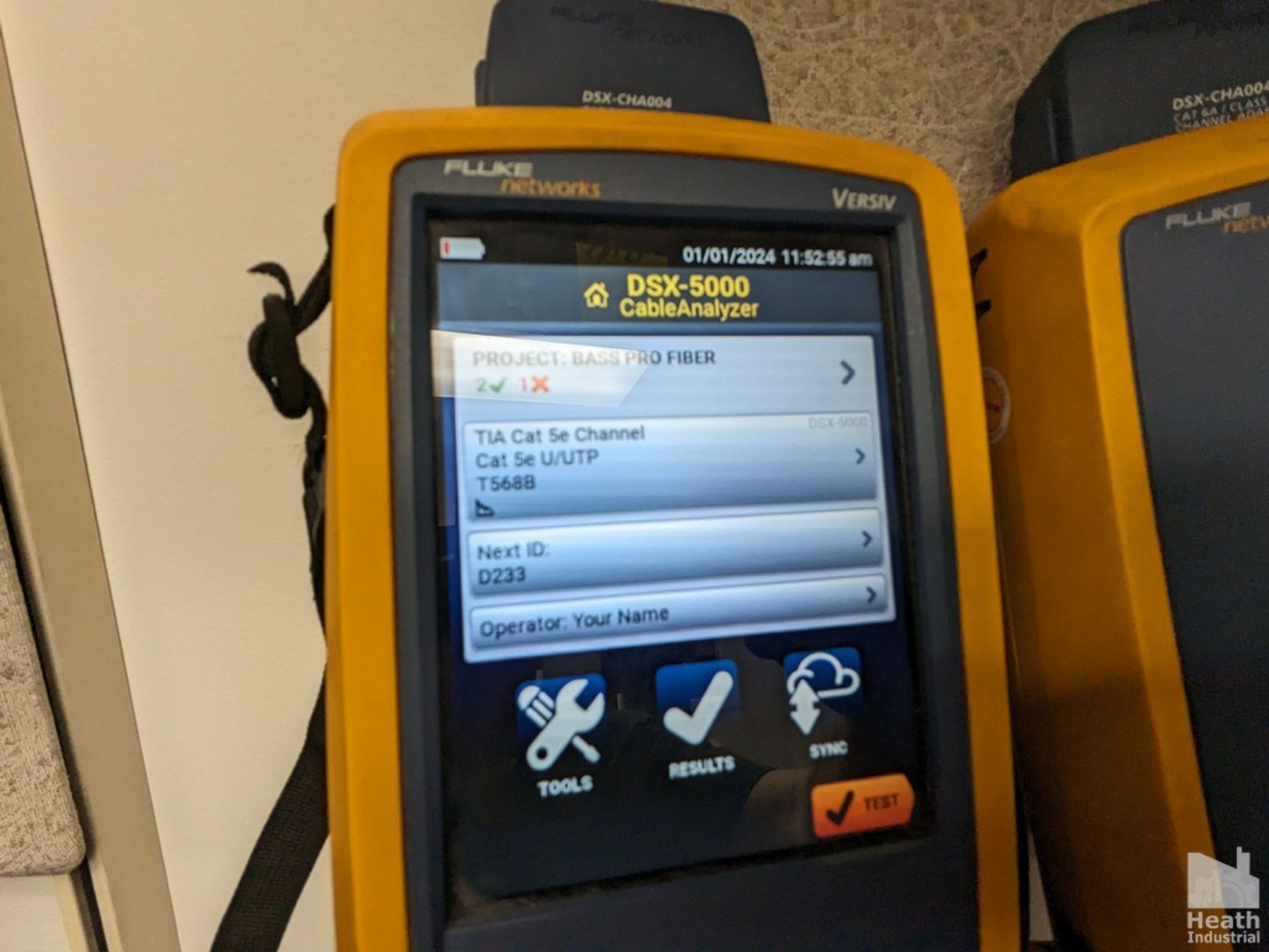 FLUKE MODEL VERSIV DSX-5000 CABLE ANALYZER WTIH DSC-CHA004 CAT6 CHANNEL ADAPTERS, CASE, ACCESSORIES - Image 4 of 4