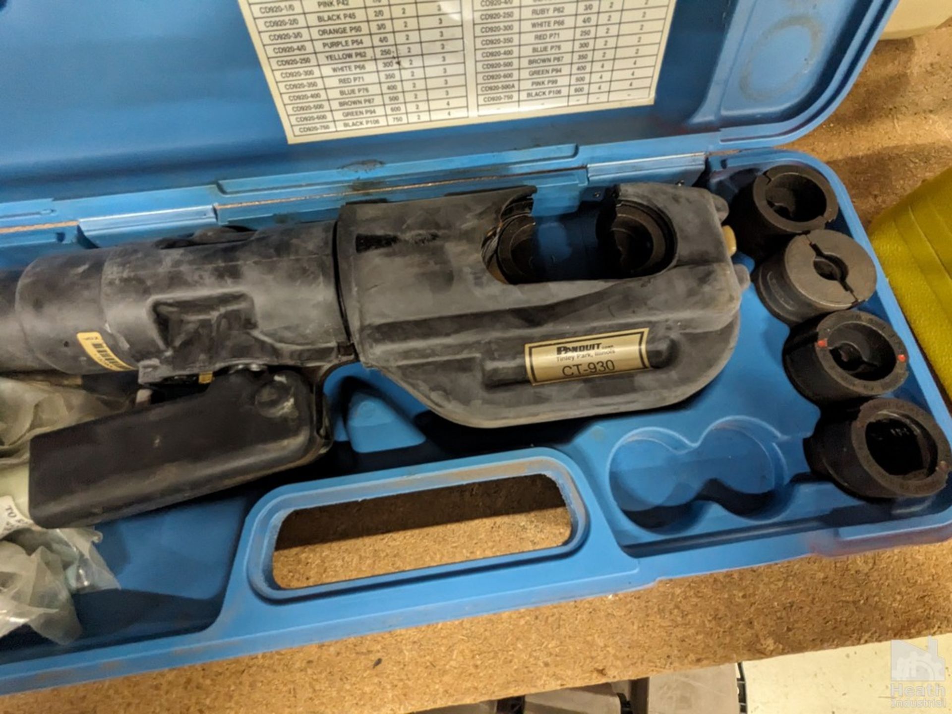 PANDUIT MODEL PAN-TERM CT-930 HYDRAULIC CRIMPING TOOL WITH ASSORTED DIES & CASE - Image 2 of 4