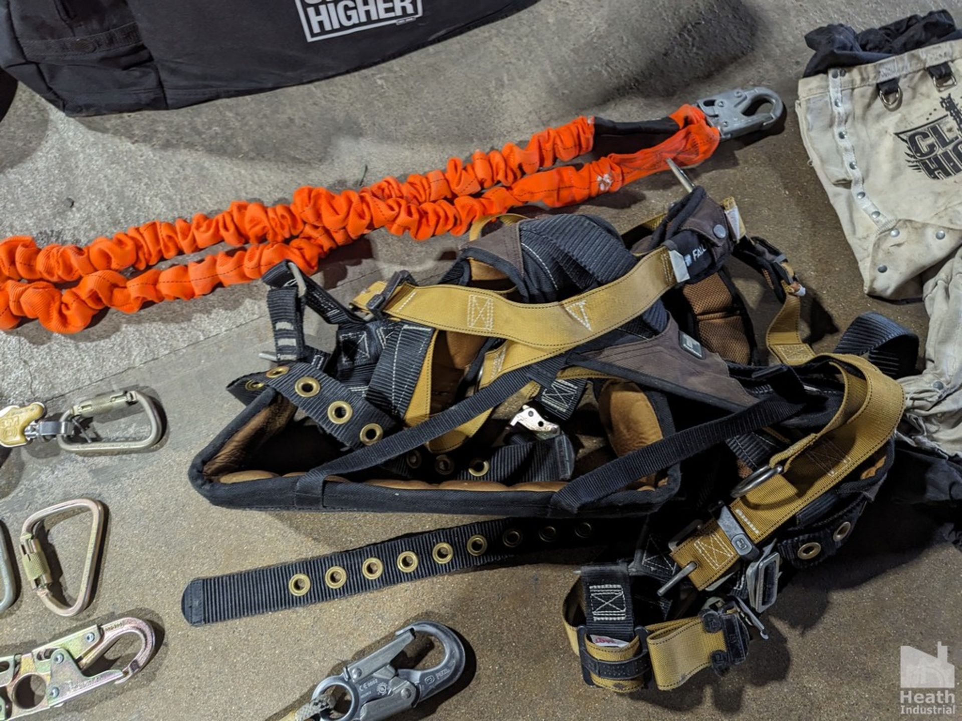 CLIMB HIGHER CLIMBING KIT: HARNESS, HELMET, CABLE SAFETY SLEEVE, BOLT BAGS, LANYARDS, SPREADER - Image 4 of 6