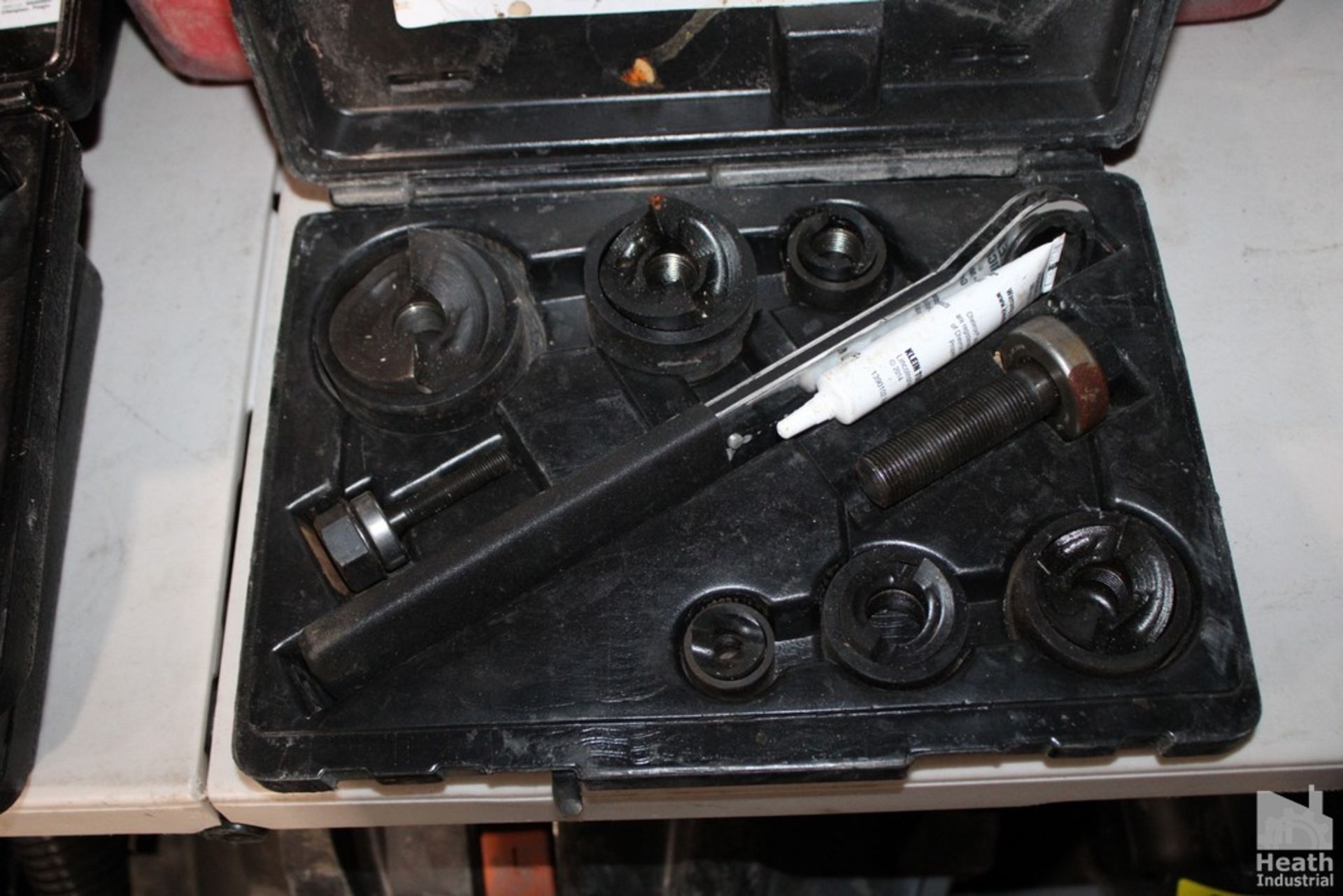 KLEIN MODEL 5372SEN KNOCKOUT PUNCH SET WITH WRENCH - Image 2 of 2