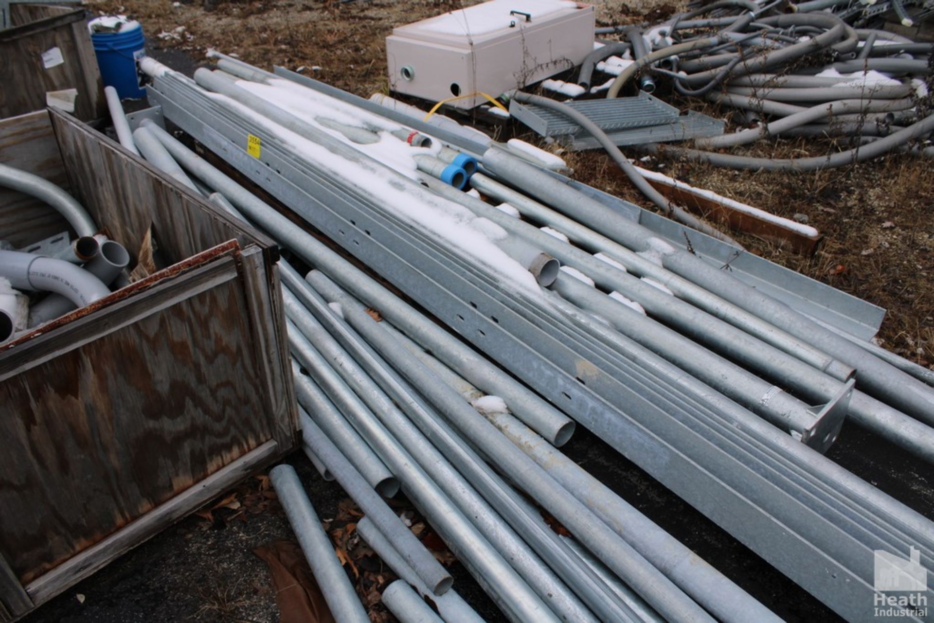 STEEL PIPE, FITTINGS IN FRONT OF (1) BAY AND IN BETWEEN - Image 4 of 6