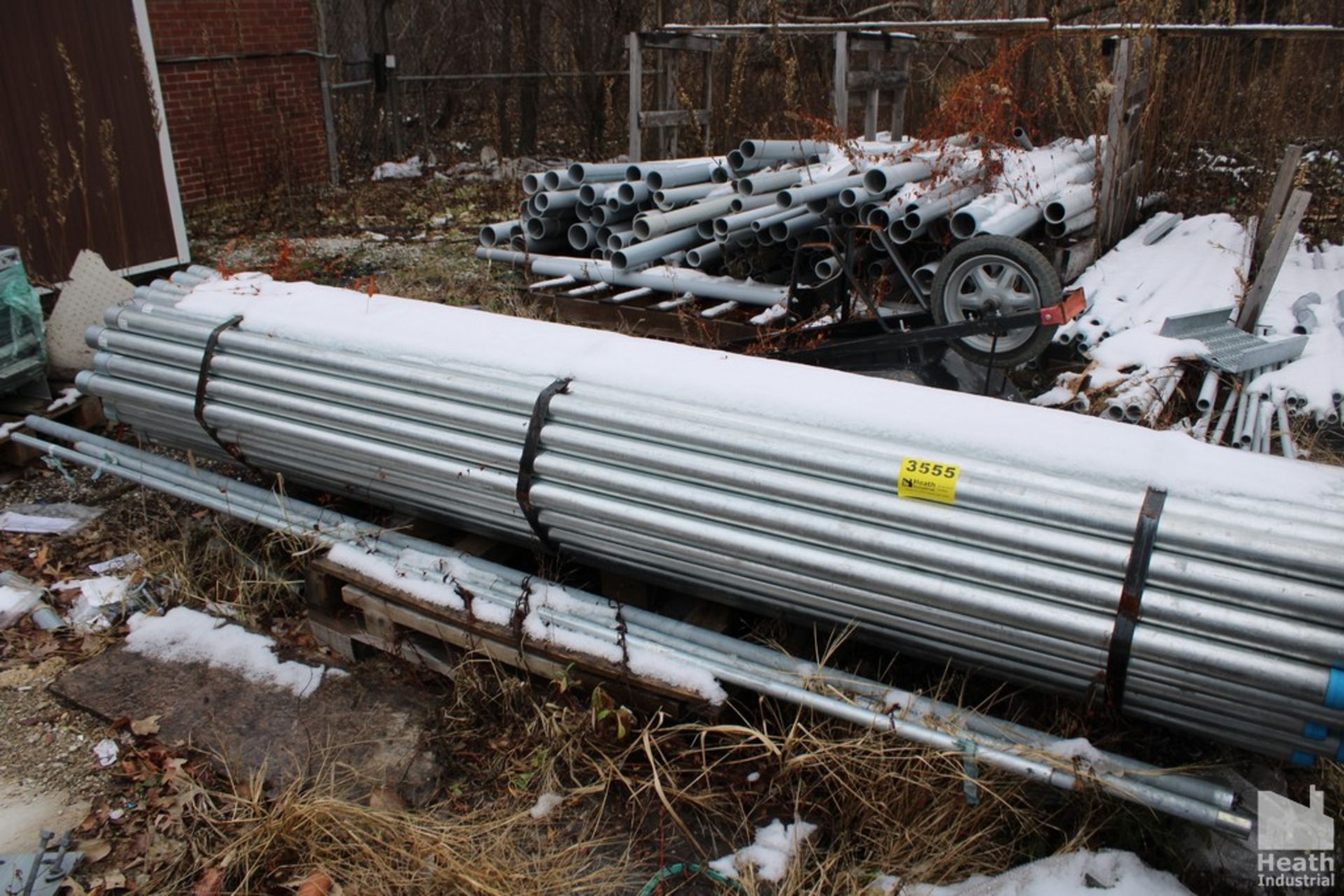 STEEL & PLASTIC PIPE ON LEFT SIDE OF SHED - Image 2 of 5