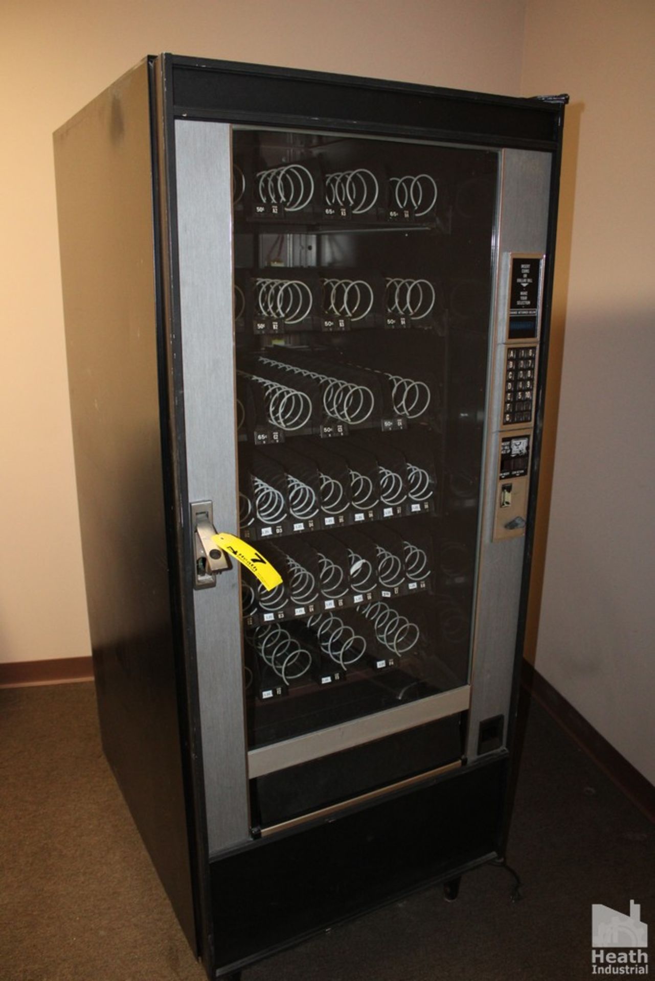 NATIONAL VENDORS VENDING MACHINE (NO KEY) - Image 2 of 5