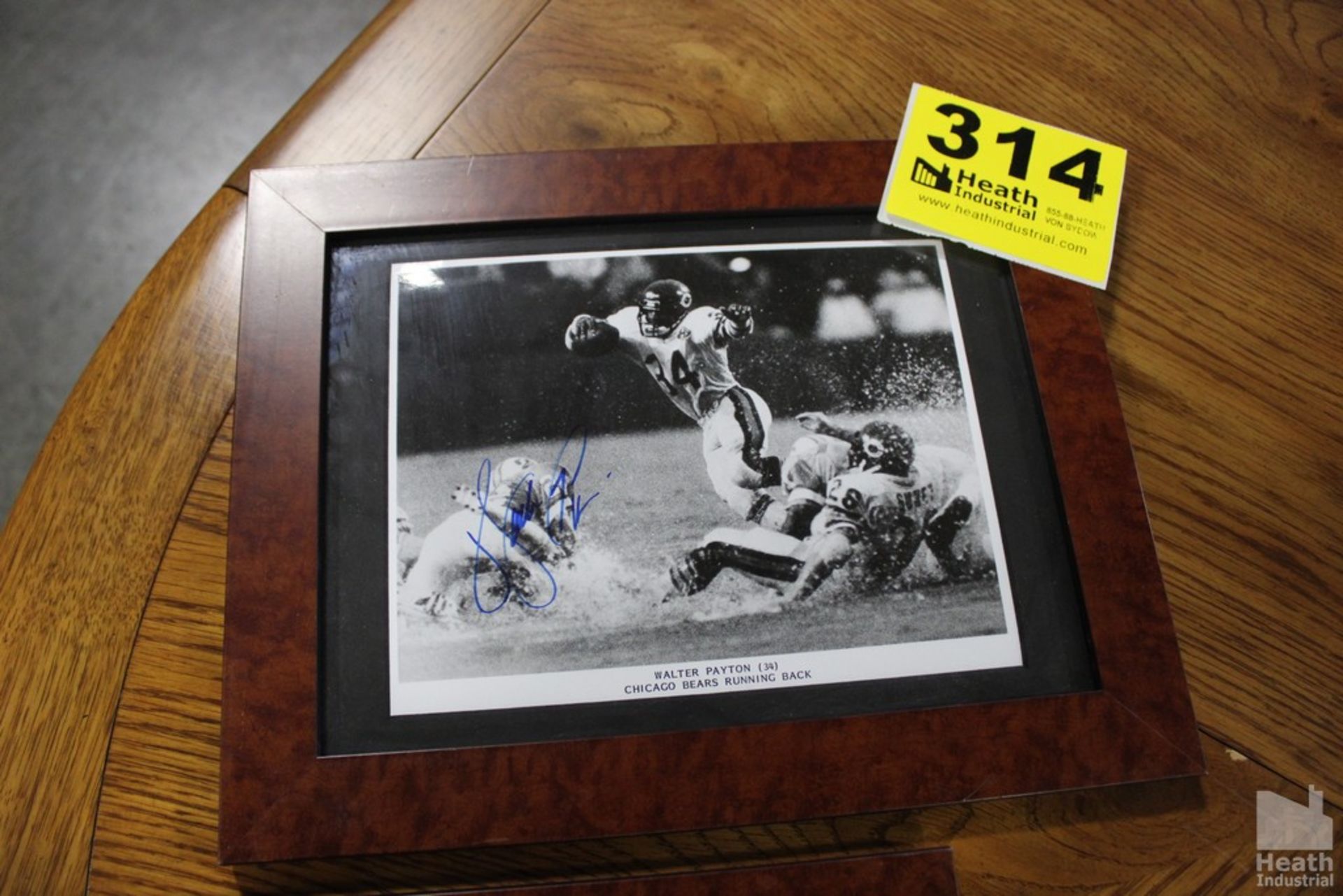 AUTOGRAPHED PHOTO OF WALTER PAYTON, NO AUTHENTICATION AVAILABLE