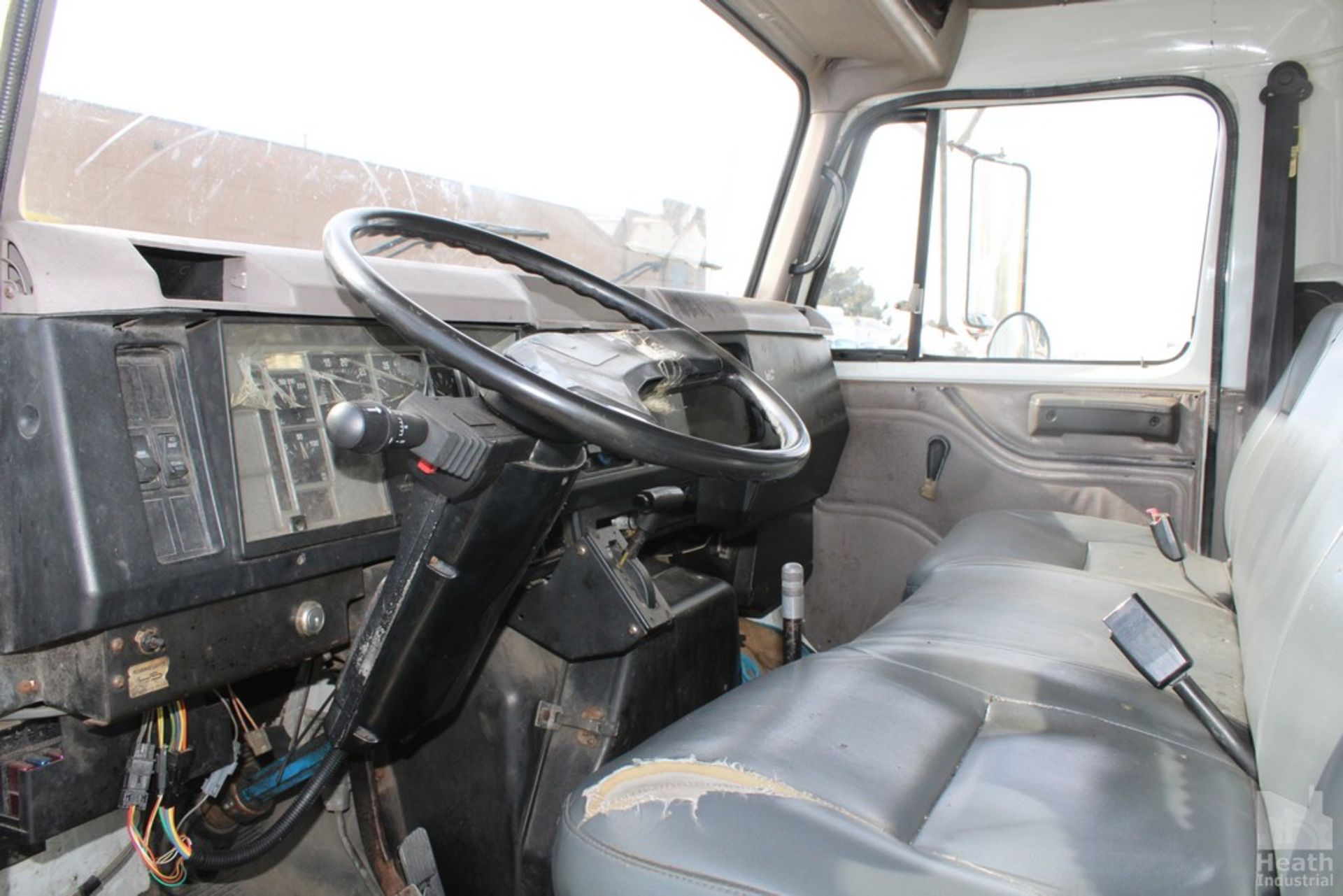 1998 INTERNATIONAL 4700 28FT MOVERS TRUCK, 7.6L L6 DIESEL ENGINE, 162,324 MILES SHOWN ON ODOMETER, - Image 7 of 12