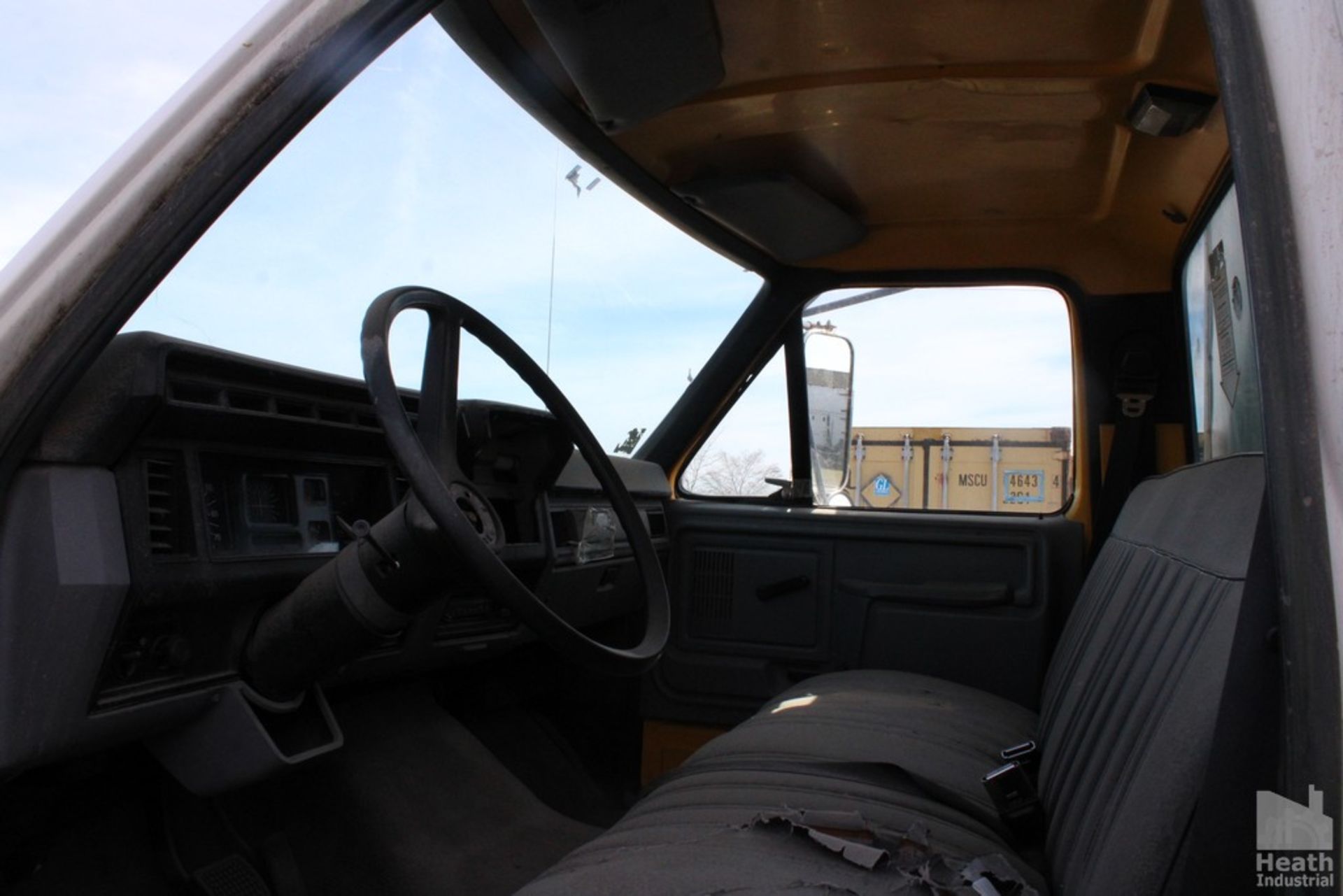 1995 FORD F700 BOX TRUCK, 7.0L V8, 196,462 MILES SHOWN ON ODOMETER, VIN 1FDNF70J7SVA45895 - NOTE PER - Image 9 of 9