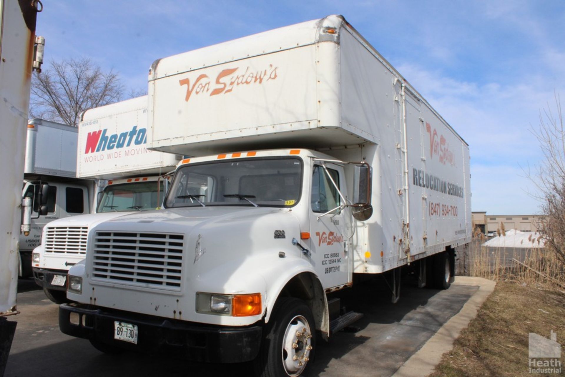 1998 INTERNATIONAL 4700 28FT MOVERS TRUCK, 7.6L L6 DIESEL ENGINE, 162,324 MILES SHOWN ON ODOMETER,