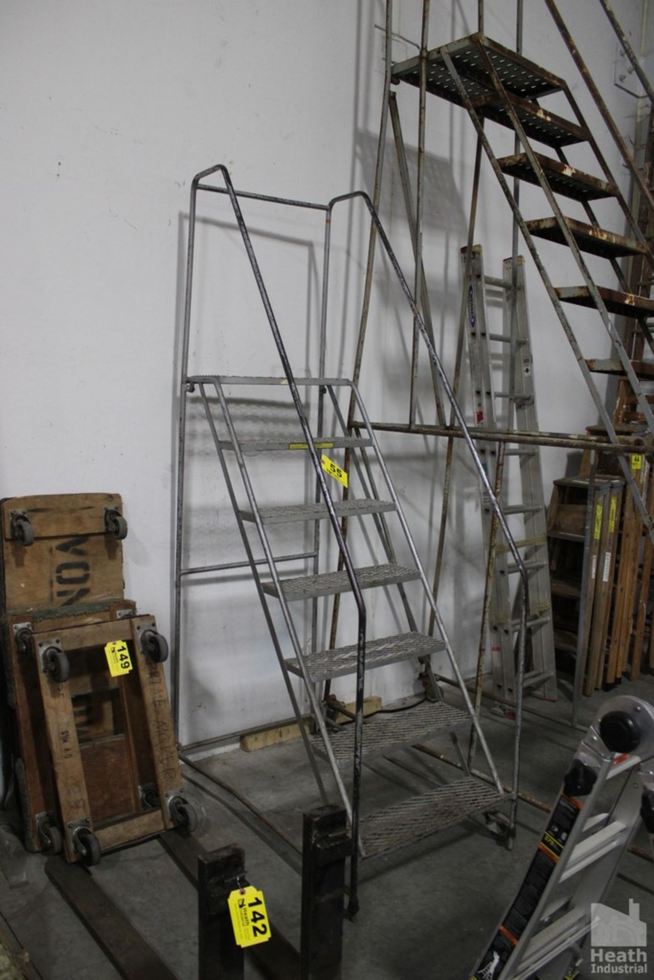 PORTABLE WAREHOUSE LADDER, 7-STEP