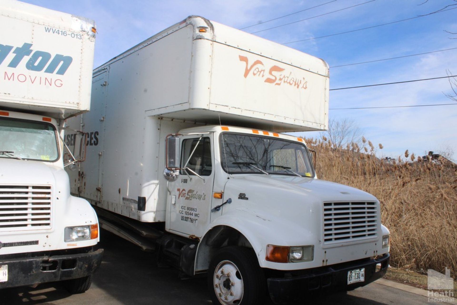 1998 INTERNATIONAL 4700 28FT MOVERS TRUCK, 7.6L L6 DIESEL ENGINE, 162,324 MILES SHOWN ON ODOMETER, - Image 2 of 12