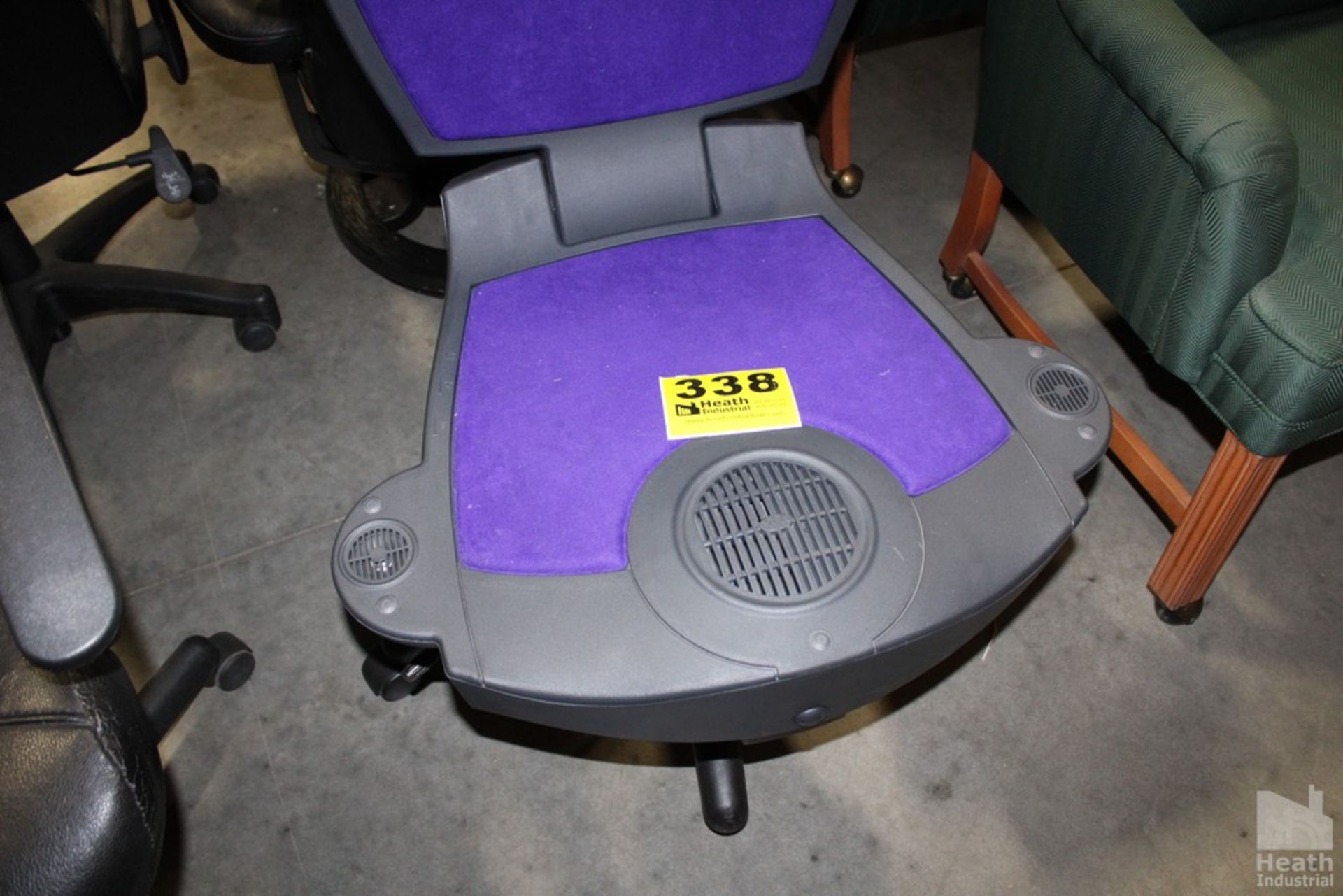 GAMING CHAIR WITH BUILT IN SPEAKERS - Image 5 of 6