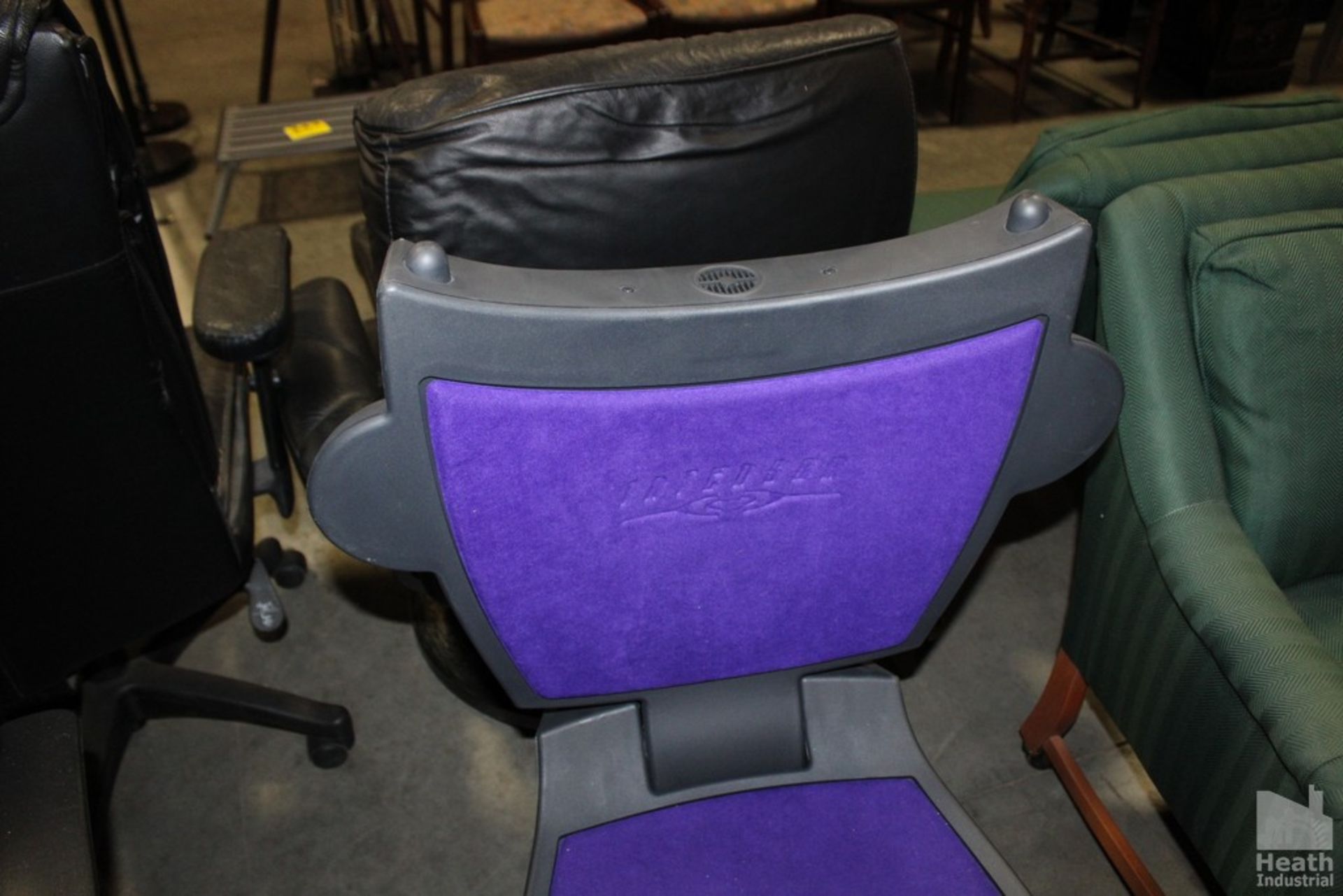 GAMING CHAIR WITH BUILT IN SPEAKERS - Image 3 of 6