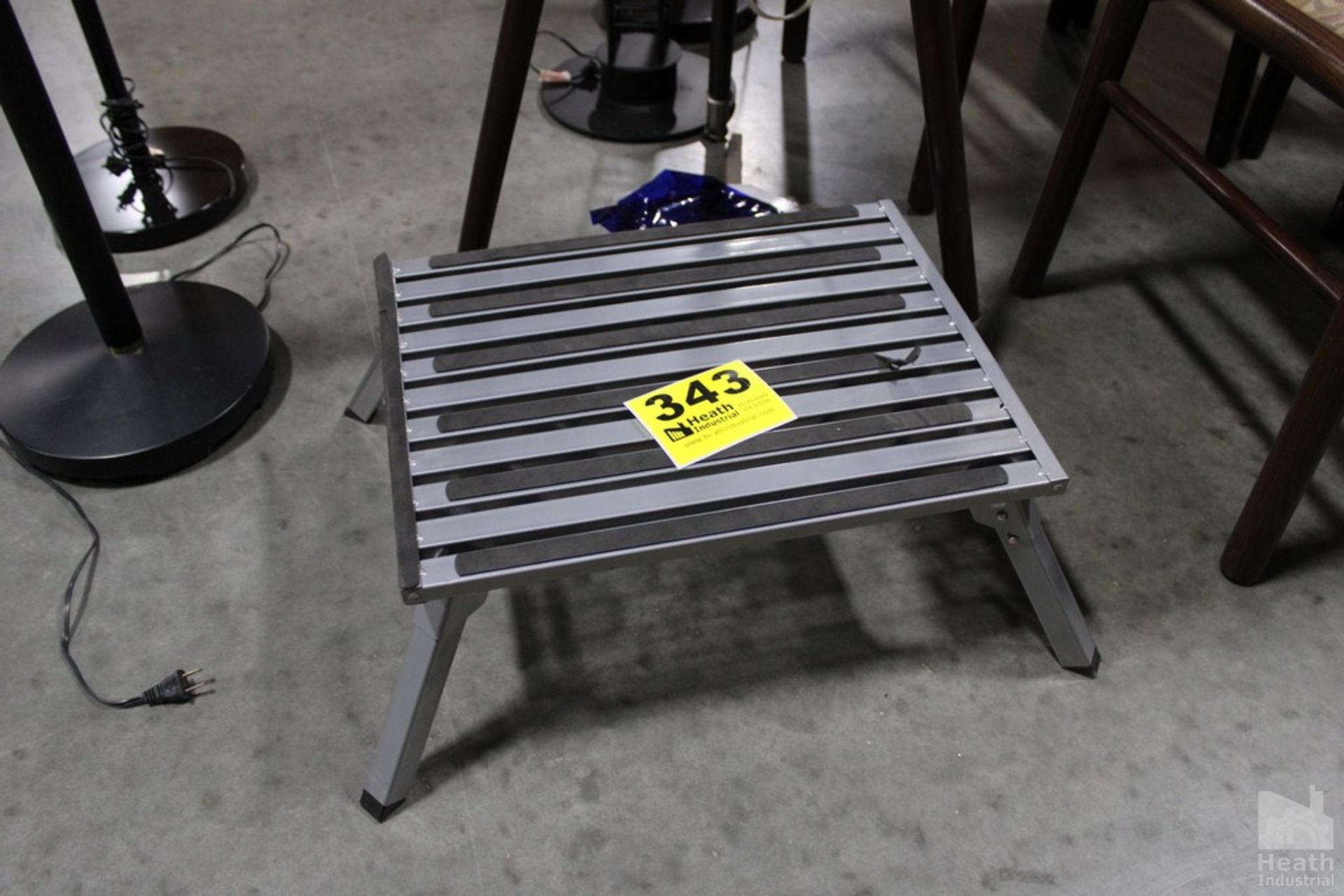 FOLDABLE STEP STOOL