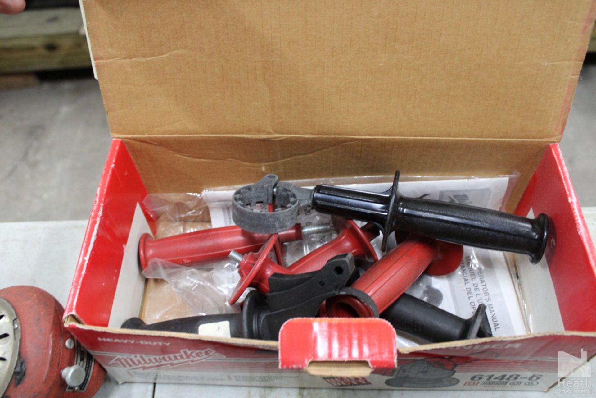 MILWAUKEE TOOL HANDLES SOFT CASE AND M12 BATTERY (NEW) - Image 2 of 2