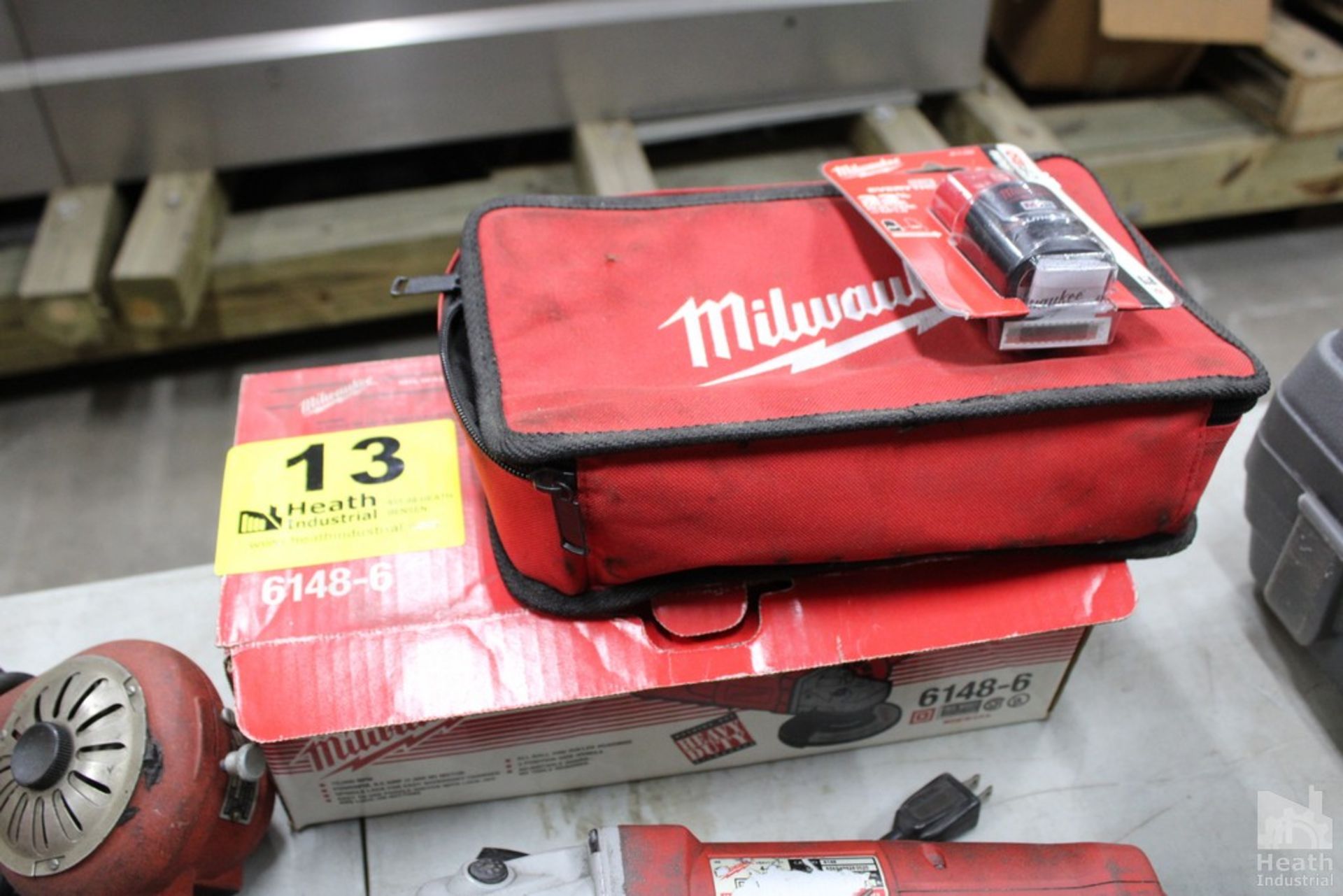 MILWAUKEE TOOL HANDLES SOFT CASE AND M12 BATTERY (NEW)