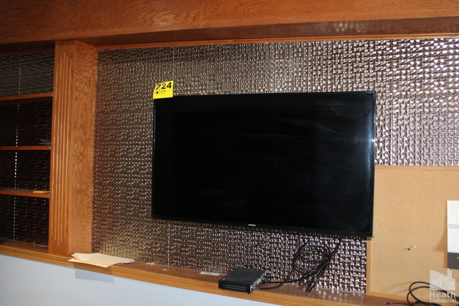 SAMSUNG 42" FLAT SCREEN TV