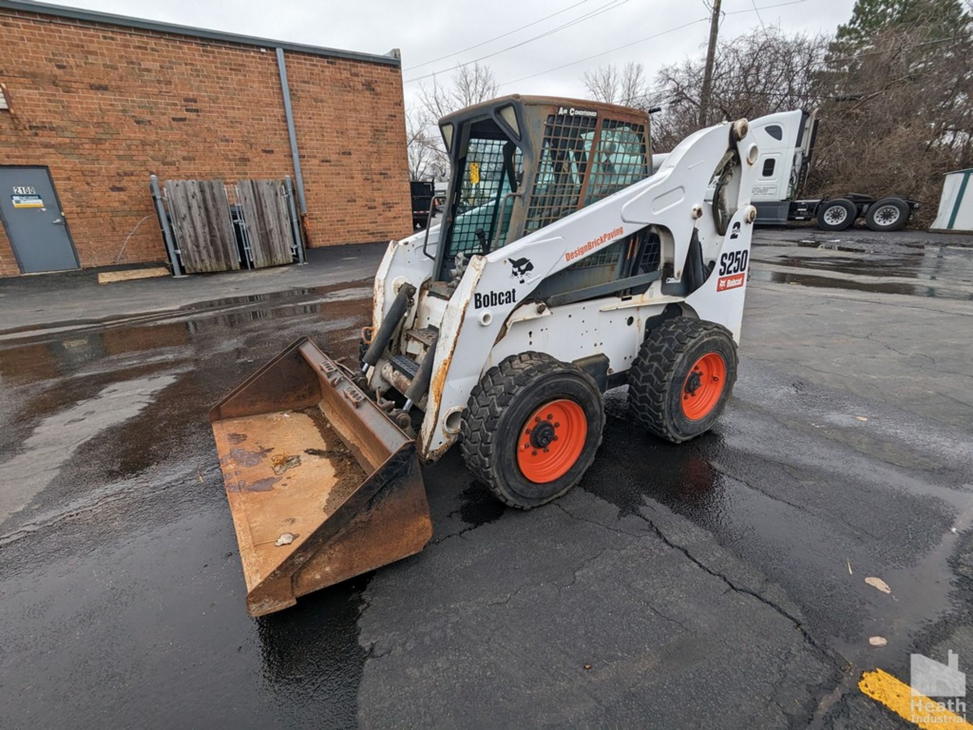 BOBCAT MODEL S250 SKID STEER LOADER, PIN 521316469, AUX HYDRAULICS, 2353 HOURS SHOWN ON METER - Image 3 of 10