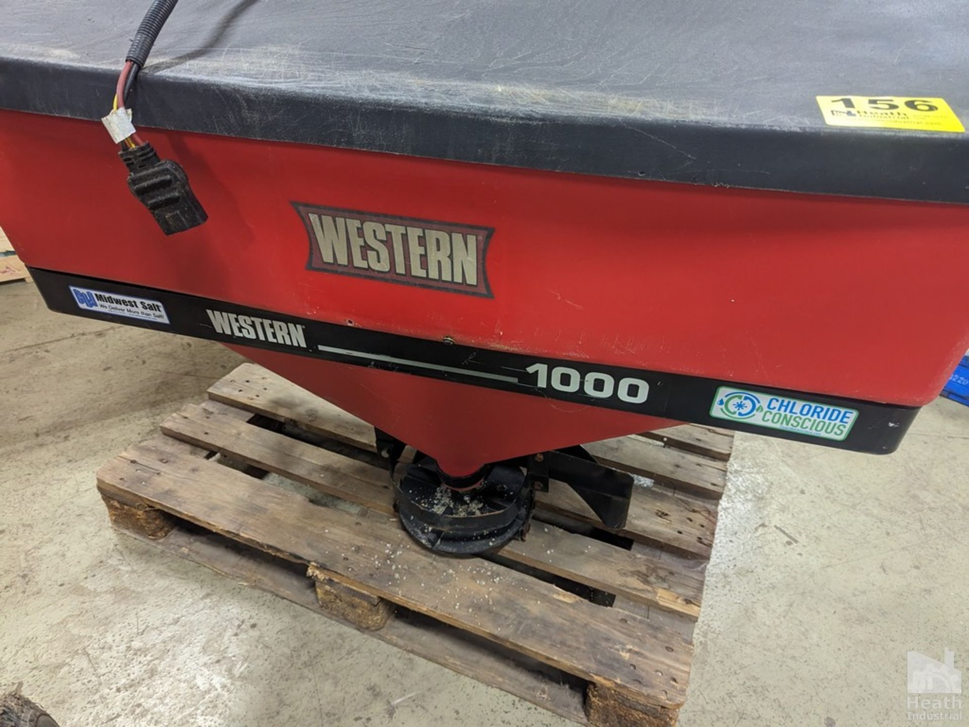 WESTERN 1000 LOW PROFILE POLY TAILGATE SALT SPREADER - Image 2 of 6