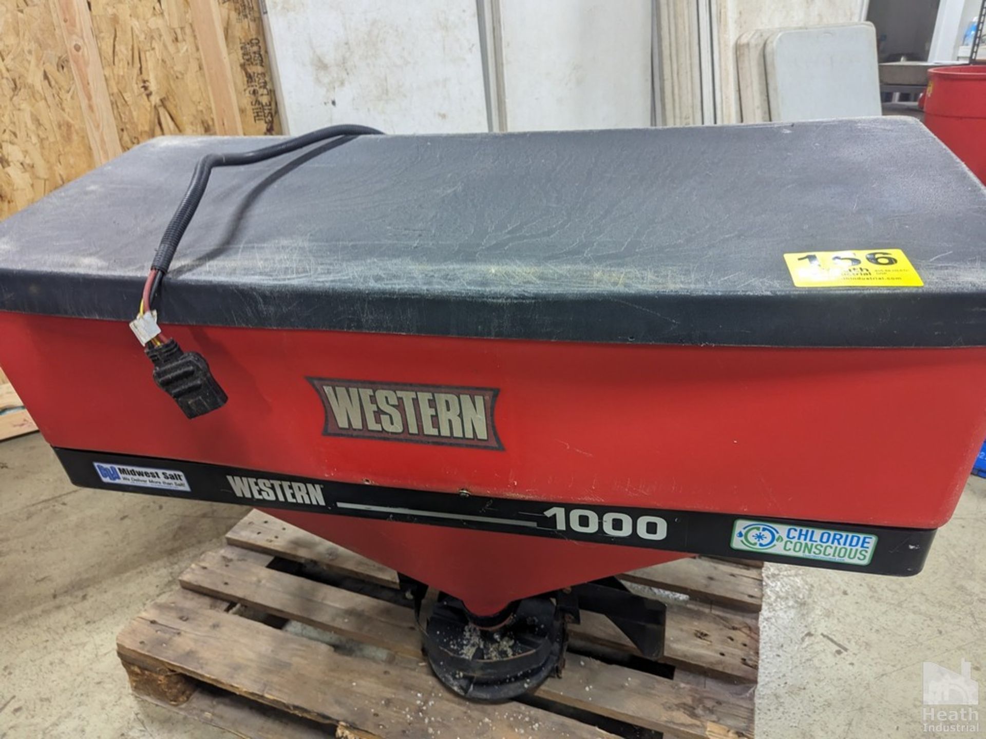 WESTERN 1000 LOW PROFILE POLY TAILGATE SALT SPREADER - Image 3 of 6